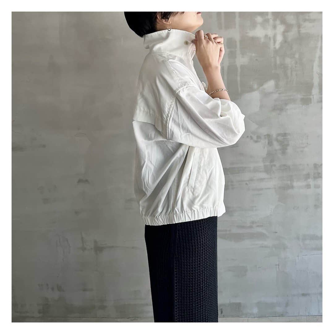 エリオポールのインスタグラム：「2023 Summer Collection  Blouson  31.900yen / HÉLIOPÔLE   Ref: 13003063023HN Color: White. Gray Siz: 36. 38  Skirt  20.900yen / HÉLIOPÔLE   Ref: 13003069067HN Color: Black. Beige Siz: 38  店舗にてお電話による通販対応も承っております。  HELIOPOLE代官山店  03 3770 6438  HELIOPOLE 札幌店  011 209 5455  HELIOPOLE 広島店  082 542 7033   @heliopole_official #HELIOPOLE  #エリオポール」