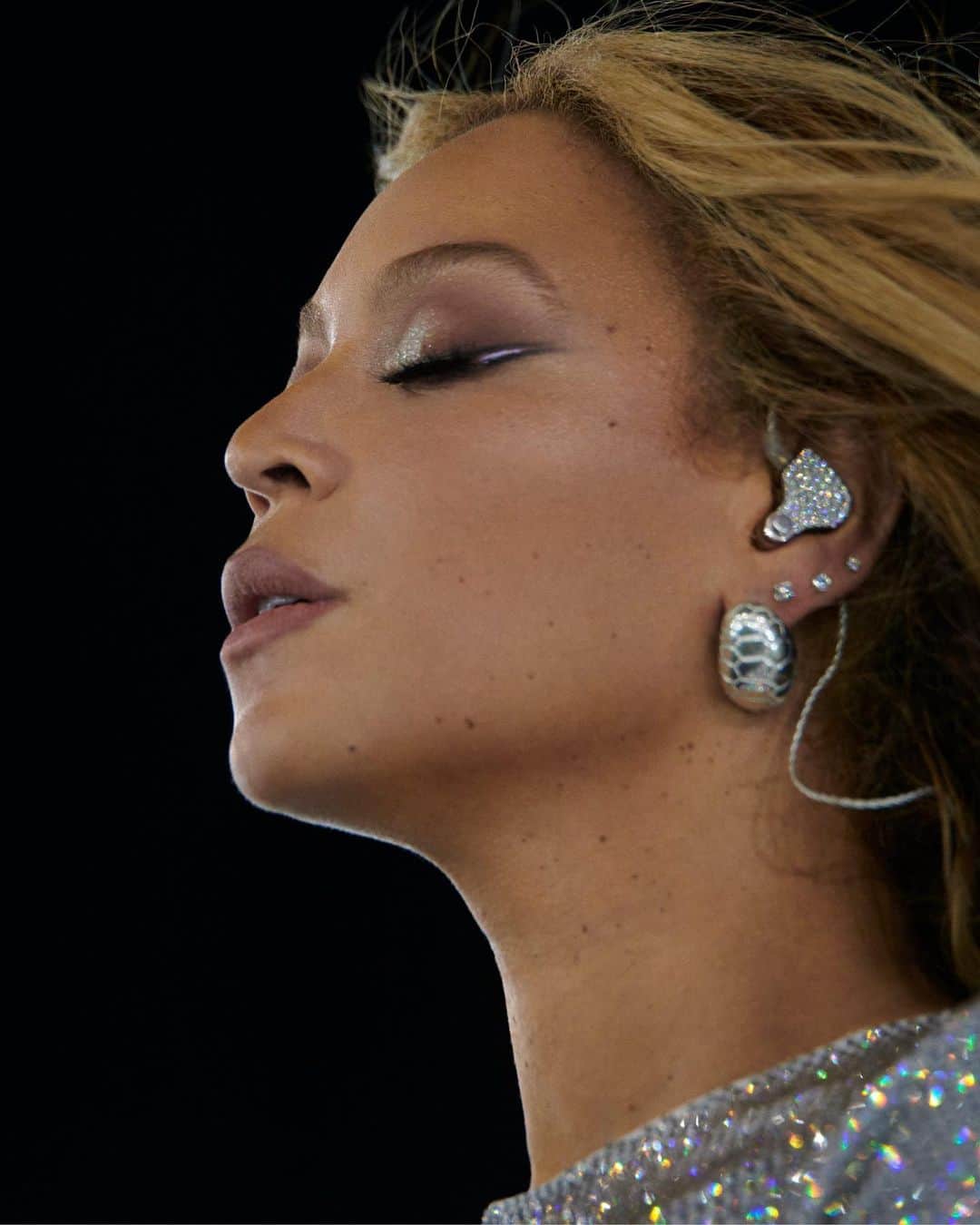 ティファニーさんのインスタグラム写真 - (ティファニーInstagram)「We are proud to announce that Tiffany & Co. is the official jeweler for House ambassador Beyoncé’s RENAISSANCE WORLD TOUR. The star kicked off her tour wearing custom Tiffany & Co. earrings alongside a custom Tiffany & Co. earpiece in platinum with 4.5 total carats of diamonds, created in partnership with @64audio. Link in bio. #TiffanyAndCo」5月13日 8時01分 - tiffanyandco
