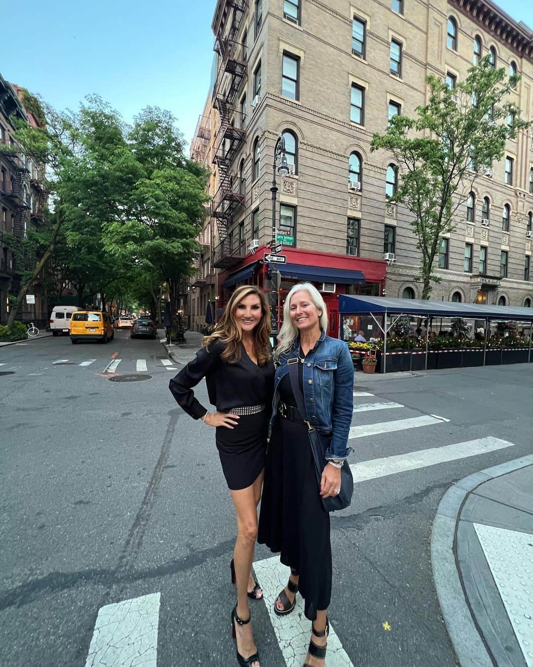 ヘザー・マクドナルドのインスタグラム：「NYC this weekend was so perfect it felt like the Warner’s Brothers studio and not real! We had the best time with my @gammaphibetasorority @uscgammaphi big sis Lisa for dinner in her gorgeous neighborhood. #nyc #friends #sisters #juicyscoop」