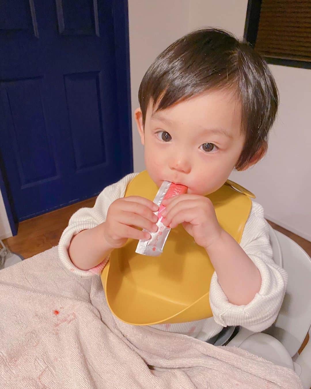 岩本初恵さんのインスタグラム写真 - (岩本初恵Instagram)「独り言  木曜日と金曜日 唐津愛しとーとごはん🍚は 定休日にしてます  週休2日制にしてます 土曜日から水曜日の 5日間の営業にしてます  社員が疲れ無い様に みんなで楽しく 仕事出来る様に  出張の時はどこで ごはん食べるかを決めて仕事スケジュールを入れます  会社は休みを 決めてから 仕事時間内に集中します  これが愛しとーとです それぞれ 生きている場所が違う レベルが上がれば 付き合う人も変わる  考え方も受け取り方も 変わります  幼馴染や家族は そんな成長を 温かく見てくれてあるから 永遠に付き合って 行けるものです  自分の気持ちや癖 性格を分かってくれる人が 友達では無いんですね  もっと言うと幸せにしてくれる人 助けてくれる人が友達でも 無いんです  切磋琢磨して 成長し合える人 いい所も悪いい所も 許してくれる人  わがままを黙って分かってくれる人ではなく きつく言ってくれる人  あなたの常識より 人への思いやり 優しさが勝ちます  自分の常識は 友達にとっての 常識では無い  ここまで分かったら 友達は沢山出来ますよ  出来ますが沢山居て 時間を持っていかれるより  時間の大切を 友達作りより大事だと 気づいたら  多分富があなたを 癒してくれますよ  切磋琢磨しながら 成長していく事が 人との付き合い方です  遠回りな言い方に なりましたが 本当の友達は 移り変わるものなんです  仏教では 諸行無常と言われてます 病気も死もそうです  病は気からの言葉は 病気になったら気持ちから 立て直そうとする言葉です  自分を成長させて 自分の見られ方を 作れた人が 幸せになってる気がします  オンラインサロンの今日のコメントの 一コマでした🙇‍♀️  今から唐津 行って来まーす😊🙋‍♀️  #独り言 #愛しとーと #五ケ山豆腐 #友達作り #相談  #恋愛相談 #幸せ  #なれます #誰でも #はっちゃん」5月13日 8時11分 - hatsue_iwamoto