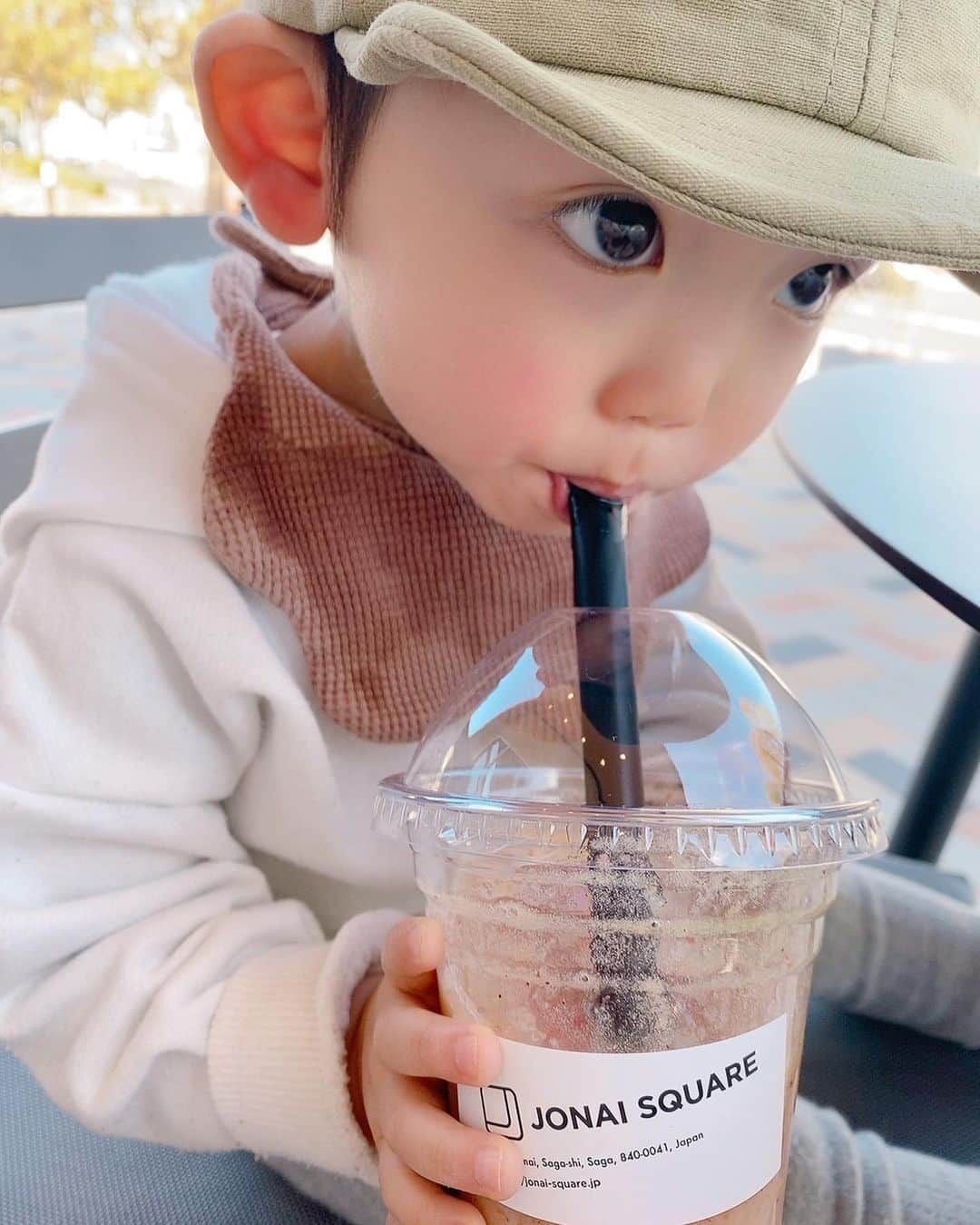 岩本初恵さんのインスタグラム写真 - (岩本初恵Instagram)「独り言  木曜日と金曜日 唐津愛しとーとごはん🍚は 定休日にしてます  週休2日制にしてます 土曜日から水曜日の 5日間の営業にしてます  社員が疲れ無い様に みんなで楽しく 仕事出来る様に  出張の時はどこで ごはん食べるかを決めて仕事スケジュールを入れます  会社は休みを 決めてから 仕事時間内に集中します  これが愛しとーとです それぞれ 生きている場所が違う レベルが上がれば 付き合う人も変わる  考え方も受け取り方も 変わります  幼馴染や家族は そんな成長を 温かく見てくれてあるから 永遠に付き合って 行けるものです  自分の気持ちや癖 性格を分かってくれる人が 友達では無いんですね  もっと言うと幸せにしてくれる人 助けてくれる人が友達でも 無いんです  切磋琢磨して 成長し合える人 いい所も悪いい所も 許してくれる人  わがままを黙って分かってくれる人ではなく きつく言ってくれる人  あなたの常識より 人への思いやり 優しさが勝ちます  自分の常識は 友達にとっての 常識では無い  ここまで分かったら 友達は沢山出来ますよ  出来ますが沢山居て 時間を持っていかれるより  時間の大切を 友達作りより大事だと 気づいたら  多分富があなたを 癒してくれますよ  切磋琢磨しながら 成長していく事が 人との付き合い方です  遠回りな言い方に なりましたが 本当の友達は 移り変わるものなんです  仏教では 諸行無常と言われてます 病気も死もそうです  病は気からの言葉は 病気になったら気持ちから 立て直そうとする言葉です  自分を成長させて 自分の見られ方を 作れた人が 幸せになってる気がします  オンラインサロンの今日のコメントの 一コマでした🙇‍♀️  今から唐津 行って来まーす😊🙋‍♀️  #独り言 #愛しとーと #五ケ山豆腐 #友達作り #相談  #恋愛相談 #幸せ  #なれます #誰でも #はっちゃん」5月13日 8時11分 - hatsue_iwamoto