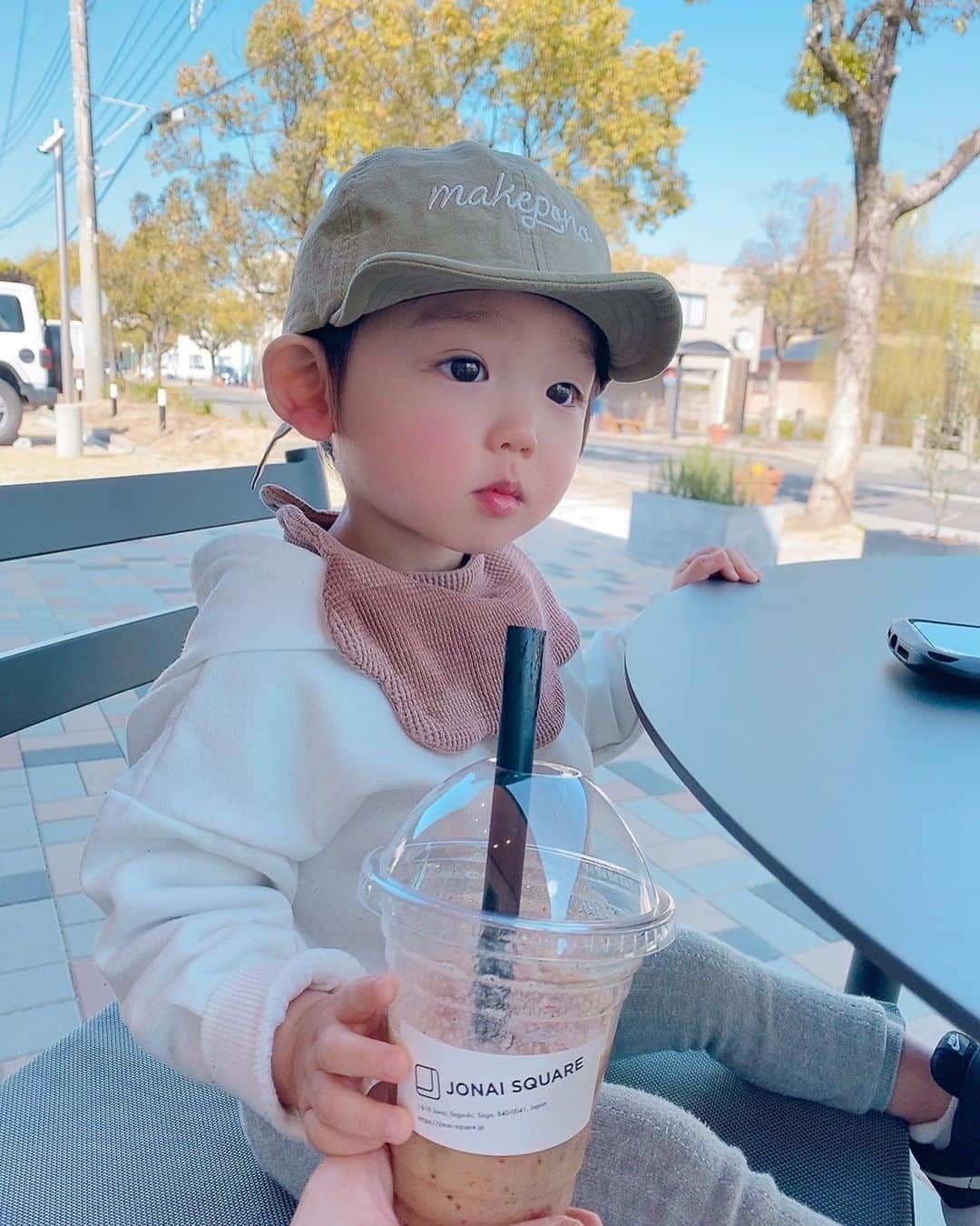岩本初恵さんのインスタグラム写真 - (岩本初恵Instagram)「独り言  木曜日と金曜日 唐津愛しとーとごはん🍚は 定休日にしてます  週休2日制にしてます 土曜日から水曜日の 5日間の営業にしてます  社員が疲れ無い様に みんなで楽しく 仕事出来る様に  出張の時はどこで ごはん食べるかを決めて仕事スケジュールを入れます  会社は休みを 決めてから 仕事時間内に集中します  これが愛しとーとです それぞれ 生きている場所が違う レベルが上がれば 付き合う人も変わる  考え方も受け取り方も 変わります  幼馴染や家族は そんな成長を 温かく見てくれてあるから 永遠に付き合って 行けるものです  自分の気持ちや癖 性格を分かってくれる人が 友達では無いんですね  もっと言うと幸せにしてくれる人 助けてくれる人が友達でも 無いんです  切磋琢磨して 成長し合える人 いい所も悪いい所も 許してくれる人  わがままを黙って分かってくれる人ではなく きつく言ってくれる人  あなたの常識より 人への思いやり 優しさが勝ちます  自分の常識は 友達にとっての 常識では無い  ここまで分かったら 友達は沢山出来ますよ  出来ますが沢山居て 時間を持っていかれるより  時間の大切を 友達作りより大事だと 気づいたら  多分富があなたを 癒してくれますよ  切磋琢磨しながら 成長していく事が 人との付き合い方です  遠回りな言い方に なりましたが 本当の友達は 移り変わるものなんです  仏教では 諸行無常と言われてます 病気も死もそうです  病は気からの言葉は 病気になったら気持ちから 立て直そうとする言葉です  自分を成長させて 自分の見られ方を 作れた人が 幸せになってる気がします  オンラインサロンの今日のコメントの 一コマでした🙇‍♀️  今から唐津 行って来まーす😊🙋‍♀️  #独り言 #愛しとーと #五ケ山豆腐 #友達作り #相談  #恋愛相談 #幸せ  #なれます #誰でも #はっちゃん」5月13日 8時11分 - hatsue_iwamoto