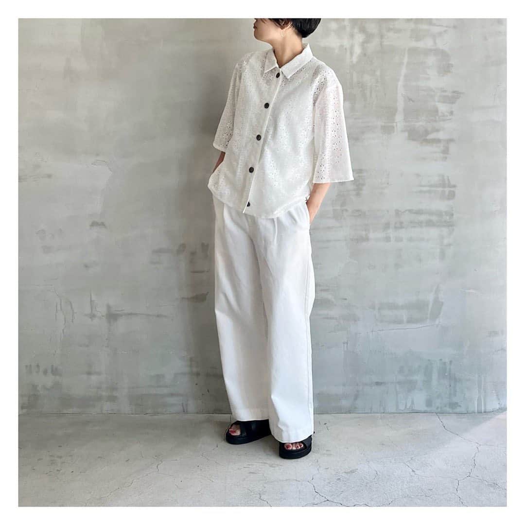 エリオポールのインスタグラム：「2023 Summer Collection  Shirt  25.300yen / HÉLIOPÔLE   Ref: 13003065036HN Color: White. Black Siz: 38  Pants  19.800yen / HÉLIOPÔLE   Ref: 13003020066HN Color: White. Green Siz: 36. 38  店舗にてお電話による通販対応も承っております。  HELIOPOLE代官山店  03 3770 6438  HELIOPOLE 札幌店  011 209 5455  HELIOPOLE 広島店  082 542 7033   @heliopole_official #HELIOPOLE  #エリオポール」