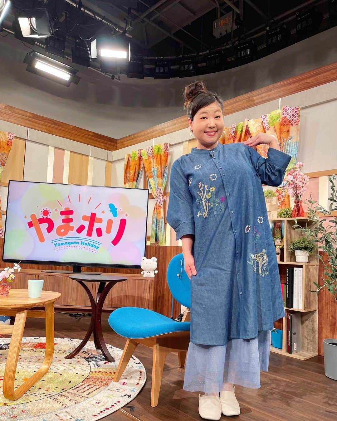 のインスタグラム：「へい♪  お世話になります！  本日5月13日(土)  午前9:00からは  #NHK山形 さんで放送されます  #やまホリ を  何卒、よろしくお願いいたします！  やまホリダンスは もう覚えていただけましたか？  ぜひ 一緒に楽しく踊ってもらって その動画を番組でご紹介させてください♪  詳しくはやまホリのHPをのぞいてみてね！  ちなみに こちらのステキなワンピースは super hakka feuille さんとこのです！  前回はやまホリ終わりに  NHK仙台放送さんの 『大好き♡東北 定禅寺しゃべり亭』にも出させていただきました！  ありがてぇ♪  2枚目のお衣装は ふりふ さんとこのです！  こちらも上品なお色と形がお気に入り！  昨日はめちゃくちゃ美味しい和食屋さんを見つけたよ🤤🙌  ルン♪  #yeah #happy #exciting #NHK山形 #やまホリ #ダンス #新企画 #ワンピース #superhakkafeuille #ふりふ #ルン♪」