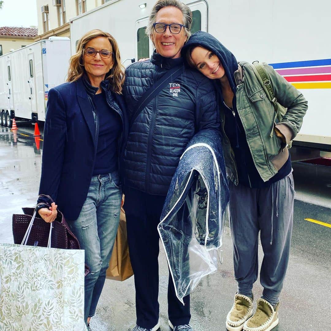 サラ・ウェイン・キャリーズのインスタグラム：「we took it as we left the lot on my last day shooting.  we had a ball.  loved every minute of it & will always be grateful to everyone who joined the party with us.  thanks to the tremendous crew, actors, directors, writers (#WGAstrong) and fans.  love all y’all. #thecompanywekept」