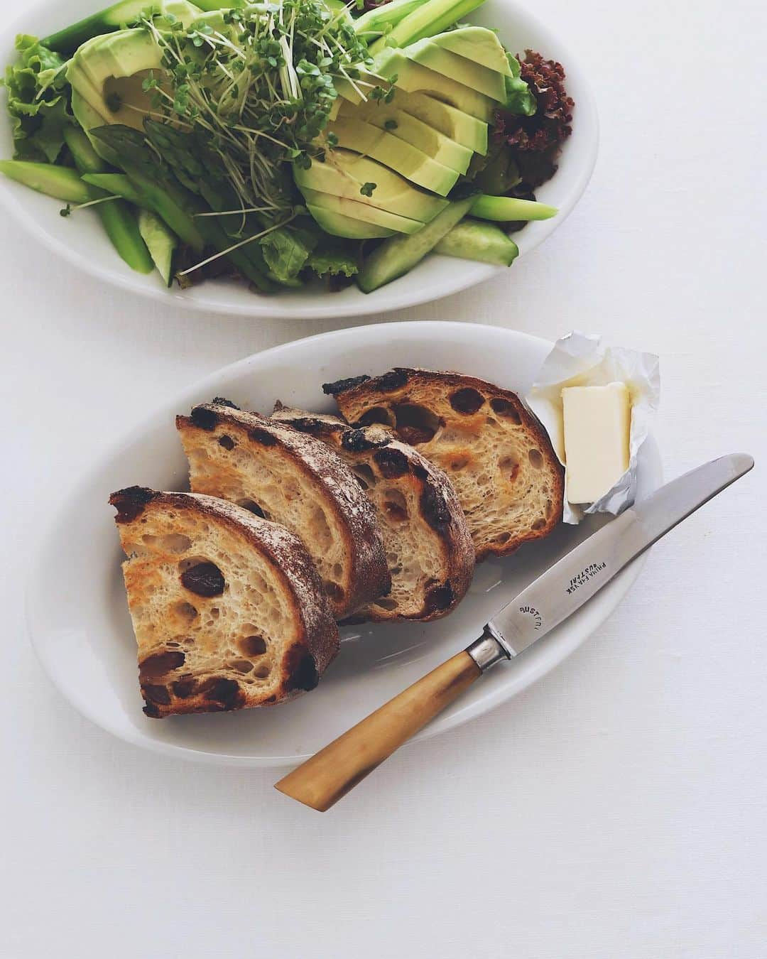 樋口正樹のインスタグラム：「Today's breakfast🥬🥑 . 朝ごはんのトーストとサラダ。 レーズンパンに発酵バターと、 アボカド、レタス、アスパラ、 キュウリ、スプラウトの緑の 野菜ばかりのもりもりサラダ🤗 . パンは石窯レーズンブレッド。 @takaki_bakery_official . . . #朝ごはん #グリーンサラダ #パンとサラダ #石窯パン #石窯レーズンブレッド #石窯サルタナレーズン #レーズンパン #石窯パン #タカキベーカリー #breadandsalad #saladandbread #takakibakery」