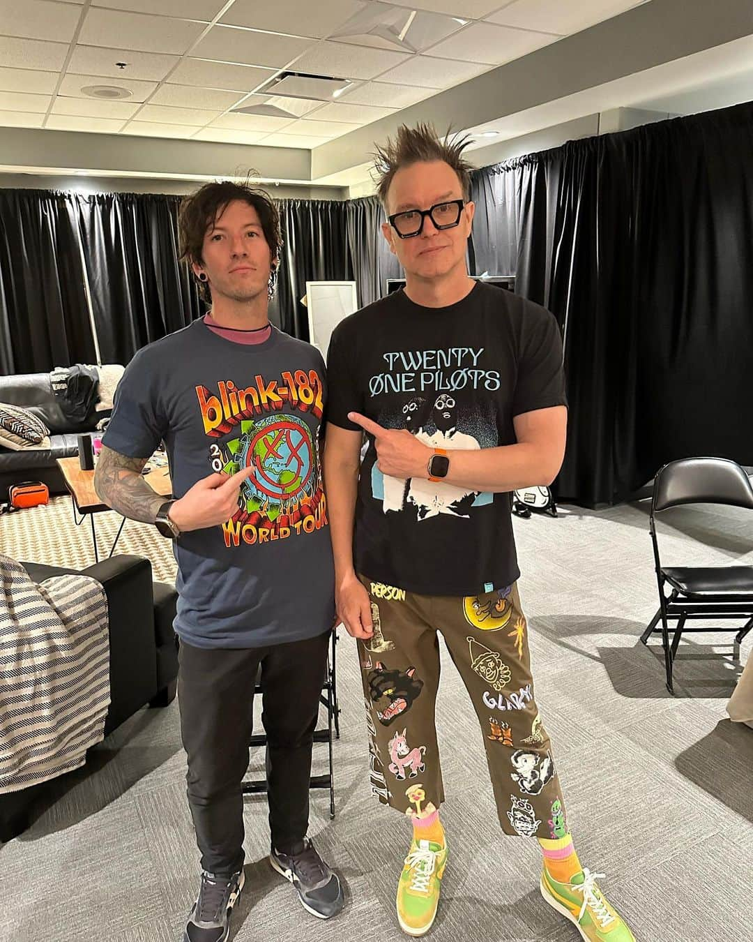 ジョシュ・ダンのインスタグラム：「visited blink on tour. never really been on tour without being On Tour, but when mark hoppus says to come to any and every show then go to as many as possible. so much fun i love music and blink 182」