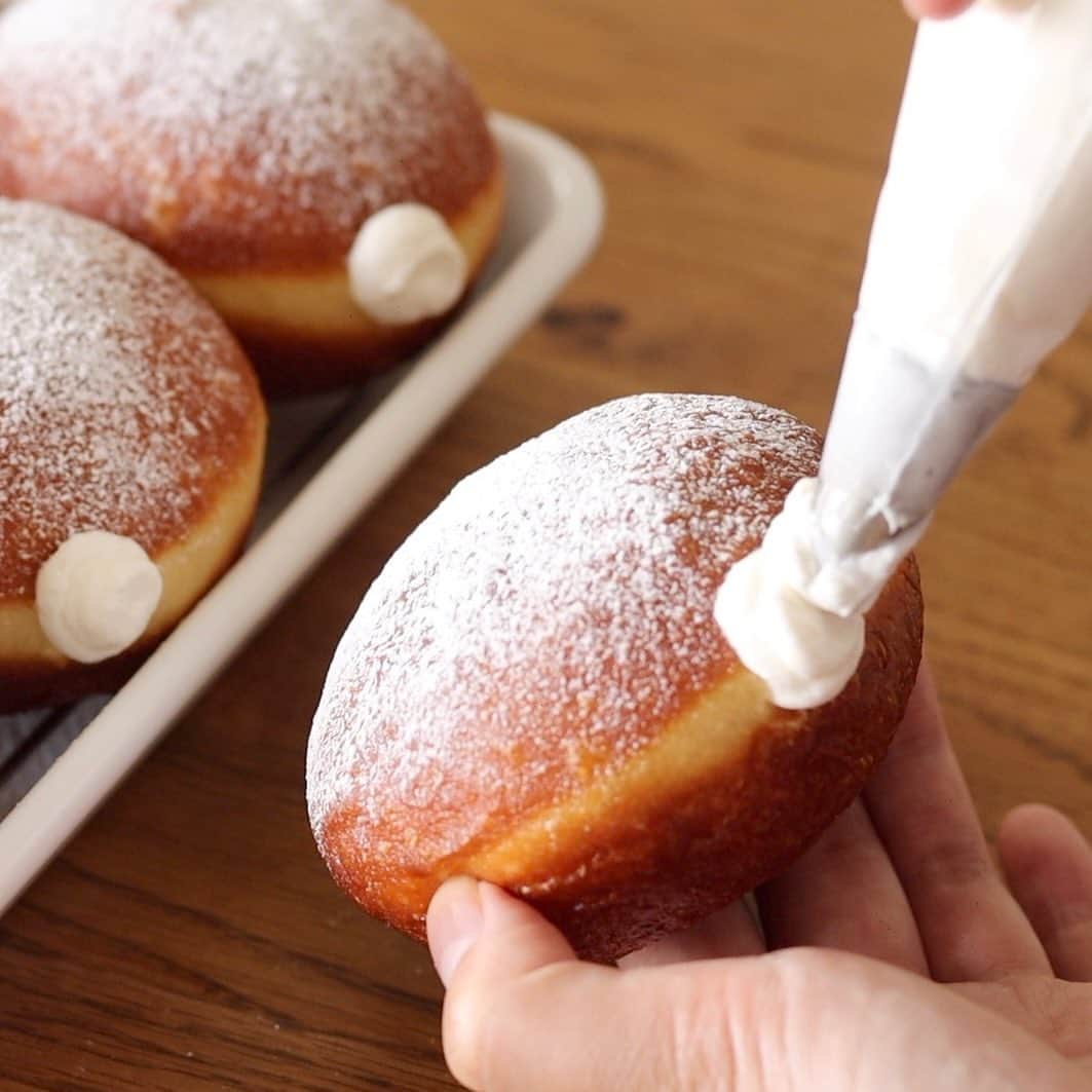 のインスタグラム：「nama cream donut🐄  生ドーナツ🍩💕 他のは食べたことないんだけど…笑 絶対好きなやつだ！と思って作ってみた🐣  最初は卵入りのドーナツ生地で作ってみたら、生クリームとの相性が良くなくて💦 卵の香りが中に入れたクリームの邪魔しちゃうんですよね〜 生食パンとか流行ってるし！と思って生地に生クリーム入れたら大成功😆 これはお店じゃ食べれないんじゃない⁈揚げたて最高すぎる！ と二人であーだこーだ言いながらむしゃむしゃ食べました🤣  #homemade #easy #recipe #tutorial #baking #foodstyling #foodporn #food #foodphotography #foodpics #foodgasm #tasty #dessert #inspiration  #おうちカフェ #お菓子作り #手作りケーキ #ケーキ作り好きな人と繋がりたい #手作りお菓子 #生ドーナツ #ドーナツ #sweets #homecafe #homemakecake #instacake #instafood #cakestagram #cakelover #foodie #hidamaricooking」