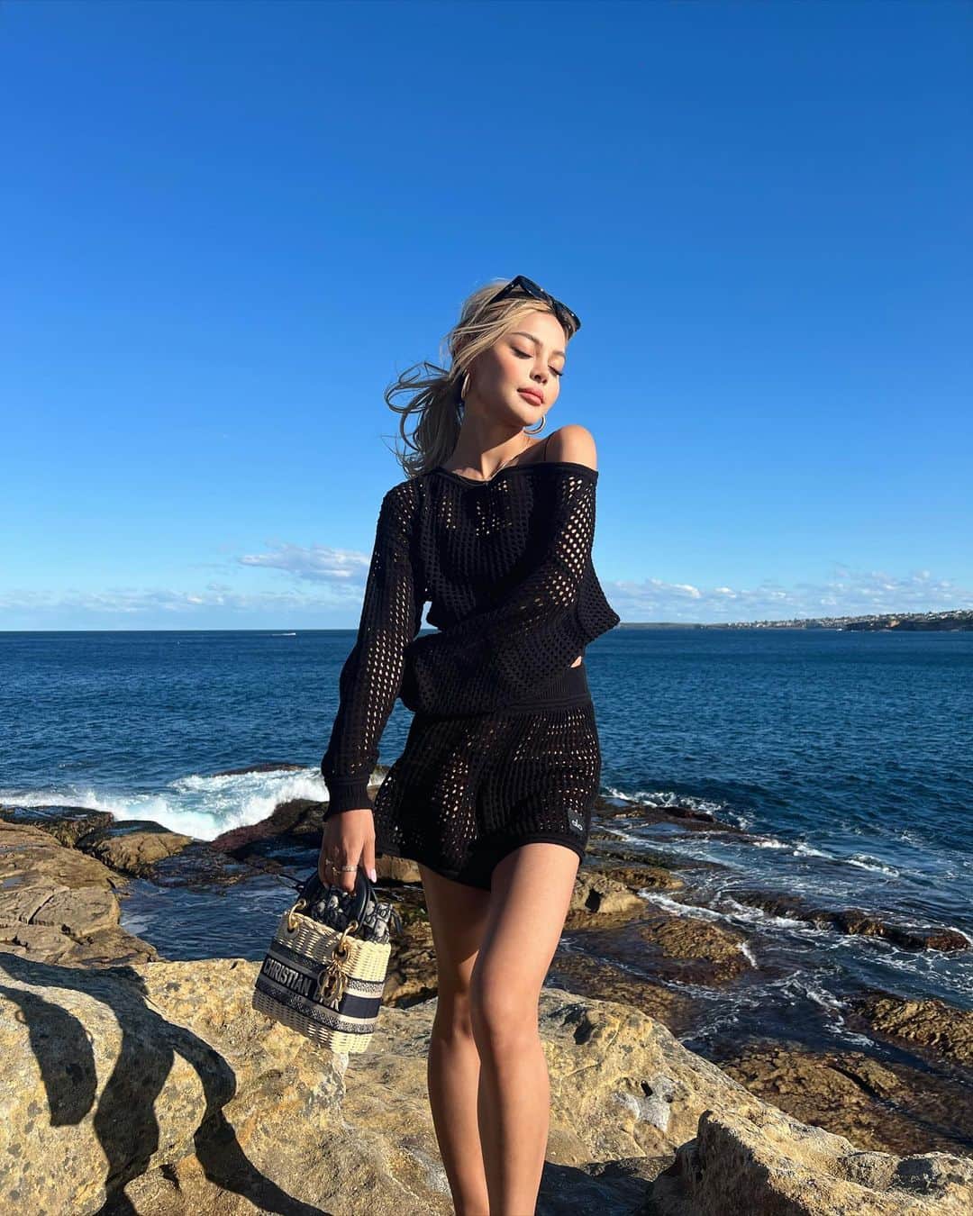 リリーマイマックのインスタグラム：「Sydney you’re hot & cold 🥶 Wearing new @alo #AloPartner」