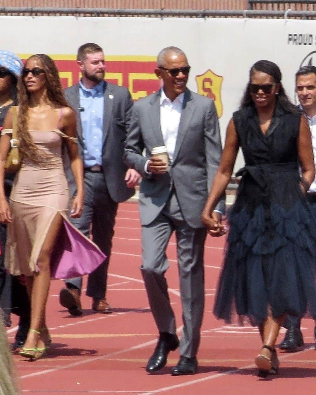 Just Jaredさんのインスタグラム写真 - (Just JaredInstagram)「Sasha Obama graduated from USC today and her parents, Barack and Michelle Obama, and sister Malia were all in attendance to cheer her on. Lots more photos now on JustJared.com! #SashaObama #BarackObama #MichelleObama #MaliaObama Photos: Backgrid」5月13日 8時46分 - justjared