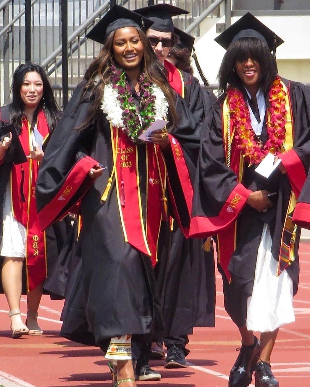 Just Jaredさんのインスタグラム写真 - (Just JaredInstagram)「Sasha Obama graduated from USC today and her parents, Barack and Michelle Obama, and sister Malia were all in attendance to cheer her on. Lots more photos now on JustJared.com! #SashaObama #BarackObama #MichelleObama #MaliaObama Photos: Backgrid」5月13日 8時46分 - justjared