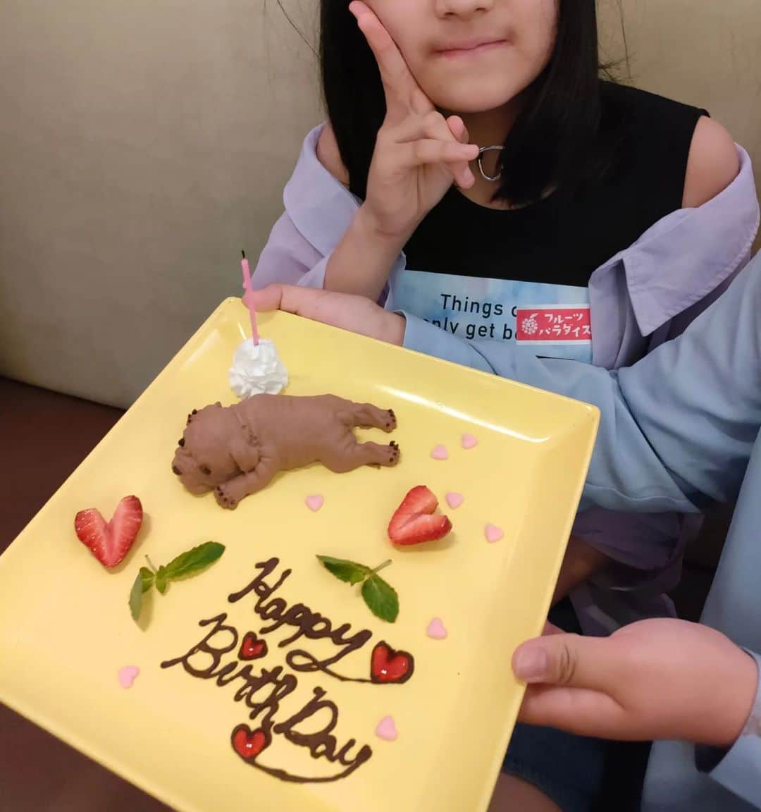 のインスタグラム：「5月4日に長女が13歳になりました🎊  「今日からティーンだね」と言ったら「何かそれダサい…笑」と返されました。  生意気さもスクスク成長しています🫠  #13歳誕生日 #中学1年生女子 #ティーンエイジャー#スイーツパラダイス#スイパラ」