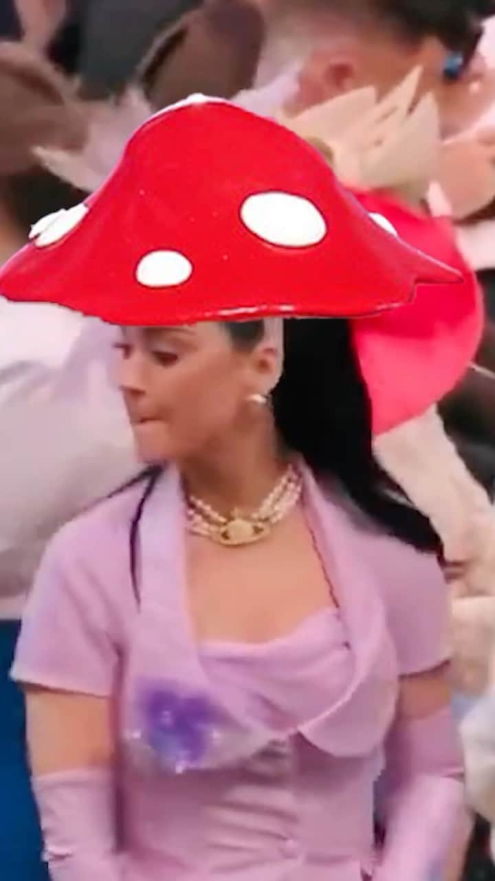 ケイティ・ペリーのインスタグラム：「Still looking for your seat to PLAY? We’re back tonight! 🍄」