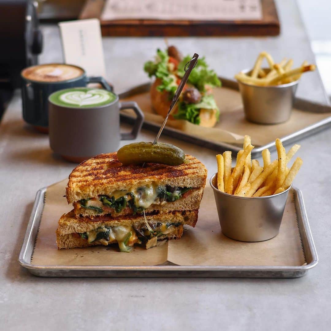 きょん。さんのインスタグラム写真 - (きょん。Instagram)「.  .  DOORS COFFEE ROASTERY @doors_coffee_roastery  このコーヒーショップがオープンしていなければ、 笠置町を訪れることはなかったかも知れないなぁ、きっと。  おかげで笠置という場所が いかに素晴らしい町なのかということを 身をもって体験することができました。  空気はマイナスイオンをたっぷりと含んでいるし、 どこに目を向けても緑だし。  耳をすませば、ホーホケキョ、ときた。  コーヒーの味わいもそうだし、 食べ応え抜群のサンド&ホットドッグもそうだけど、 とりあえず"最高"という言葉に尽きます。  店名:DOORS COFFEE ROASTERY(ドアーズコーヒーロースタリー) 住所:京都府相楽郡笠置町笠置平田26  #DOORSCOFFEEROASTERY#kyototrip#kyotofood #japanesecafe#笠置カフェ#笠置町」5月13日 8時58分 - kyon_tokiiro