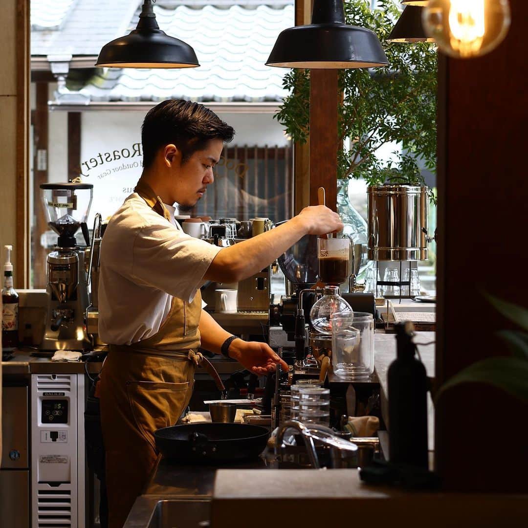 きょん。さんのインスタグラム写真 - (きょん。Instagram)「.  .  DOORS COFFEE ROASTERY @doors_coffee_roastery  このコーヒーショップがオープンしていなければ、 笠置町を訪れることはなかったかも知れないなぁ、きっと。  おかげで笠置という場所が いかに素晴らしい町なのかということを 身をもって体験することができました。  空気はマイナスイオンをたっぷりと含んでいるし、 どこに目を向けても緑だし。  耳をすませば、ホーホケキョ、ときた。  コーヒーの味わいもそうだし、 食べ応え抜群のサンド&ホットドッグもそうだけど、 とりあえず"最高"という言葉に尽きます。  店名:DOORS COFFEE ROASTERY(ドアーズコーヒーロースタリー) 住所:京都府相楽郡笠置町笠置平田26  #DOORSCOFFEEROASTERY#kyototrip#kyotofood #japanesecafe#笠置カフェ#笠置町」5月13日 8時58分 - kyon_tokiiro