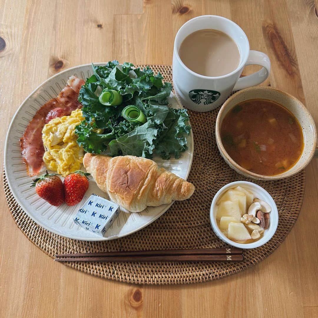 樽見麻緒のインスタグラム：「いつかの朝ごはんたち🥐🍳♡」