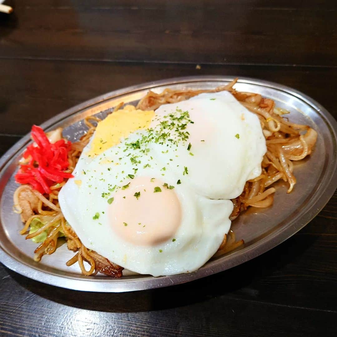 伊勢みずほさんのインスタグラム写真 - (伊勢みずほInstagram)「ソース焼きそばに目玉焼きが鎮座。 なんといい眺めでしょう🤤  #焼そば #ソース焼きそば  #男梅サワー  #宇治抹茶サワー  #女子飲み  #横綱　#新潟　#新潟市 #新潟居酒屋 #伊勢みずほ #石森P　#🥹」5月13日 8時59分 - isemizuhoo