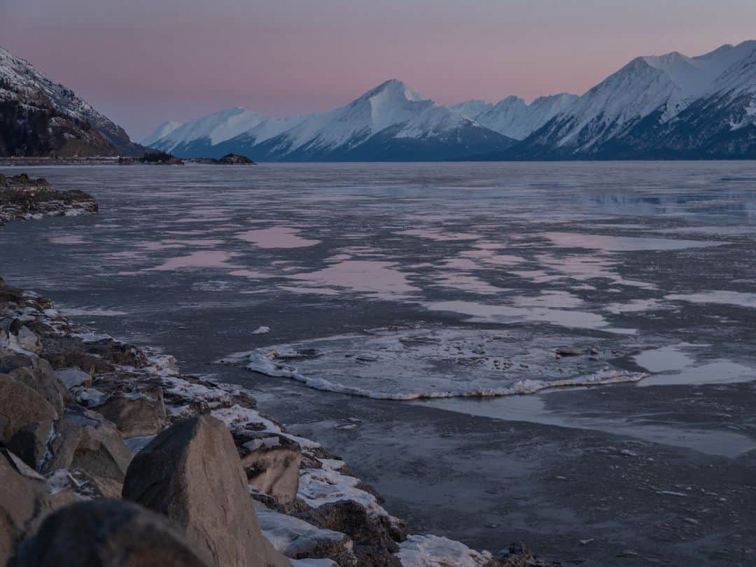 National Geographic Travelさんのインスタグラム写真 - (National Geographic TravelInstagram)「Photo by @acacia.johnson | Sea ice moves in the current along Turnagain Arm not far from Anchorage, Alaska. The ocean near Anchorage experiences extreme tides, resulting in a constantly changing landscape of water, ice, and glacial mudflats. While it isn't safe for boating or exploring the mudflats on foot, I've always loved how that keeps it wild. Even as a lifelong Alaskan, I find the scenic drive along Turnagain Arm to be a continuous source of awe: The otherworldly views are never the same twice.   Follow me at @acacia.johnson for more stories from Alaska and beyond.」5月13日 9時00分 - natgeotravel