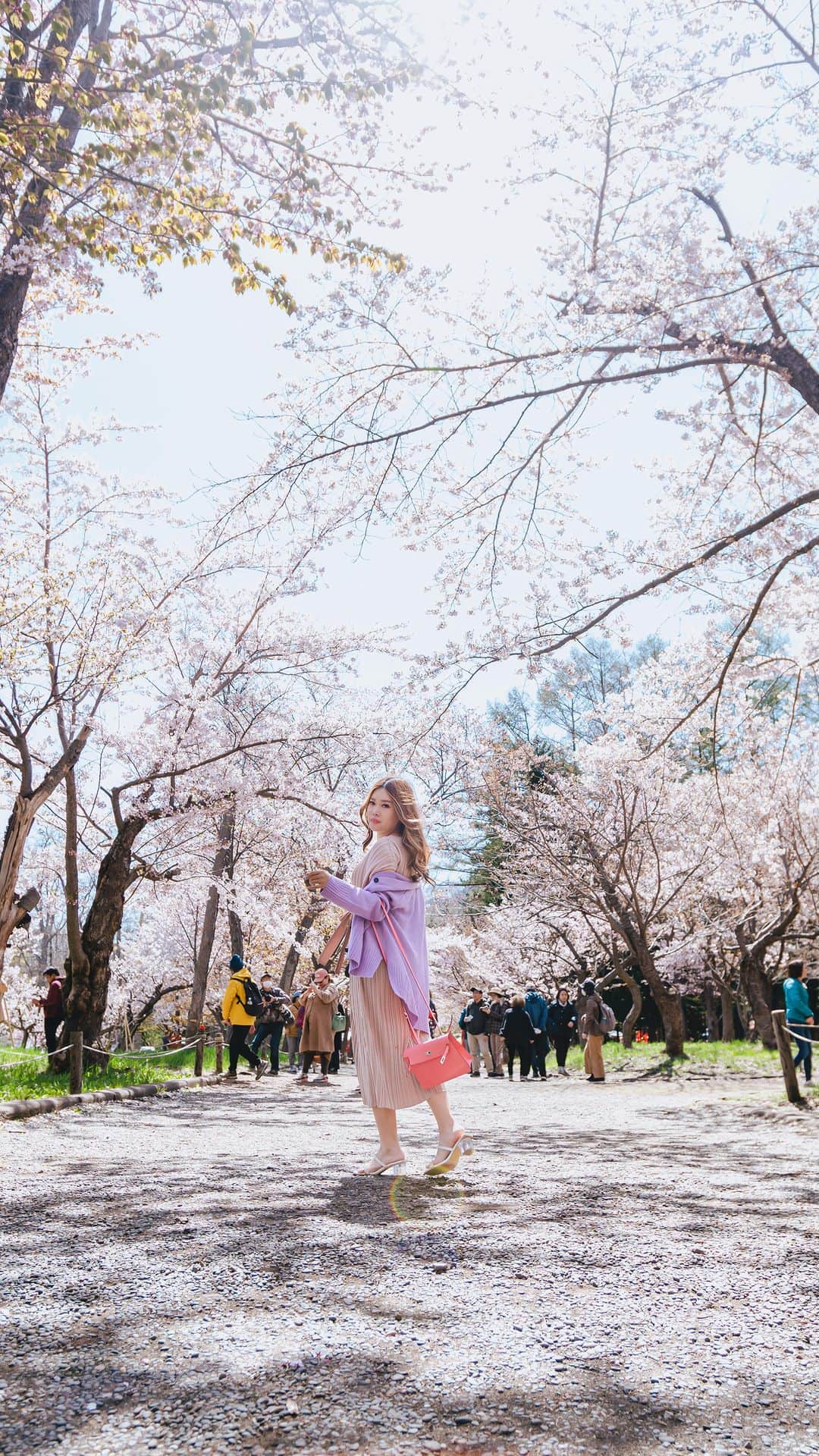 Stella Leeのインスタグラム：「Let me spill the tea on my favorite beauty secret - Salmon DNA treatment 🧬✨ Now, don’t get it twisted, it’s not as fishy as it sounds! This is all about diving deep into the ocean of skincare, harnessing the regenerative power of salmon DNA to give your skin a glow-up from within.  So, how does it work? Well, twice a year, I treat myself to this skincare spa day. The well trained doctors inject the serum all over my face and it leaves no scar 👏🏻  Why salmon DNA, you ask? It’s got a ton to do with how friendly it is with our skin cells. These two get along like besties, which lets the salmon DNA work its magic, promoting cell growth, speeding up tissue repair, and enhancing skin elasticity. And oh my, the hydration is real - like a deep dive into a pool of moisture 🌊  Trust me, this treatment is a total game-changer. It doesn’t just wave goodbye to wrinkles and fine lines, but it also improves your skin texture, boosts elasticity, and gives you that natural, from-within glow. It’s a gradual transformation, but each time, it’s like your skin is throwing a little thank you party!  I’ve been getting my treatments at BeArt Clinic’s Pluit branch for almost 2 years now. It’s my go-to sanctuary for all things skincare - highly recommended!  BeArt Clinic - Jl Pluit Putra no 18, Pluit, Jakarta Utara」