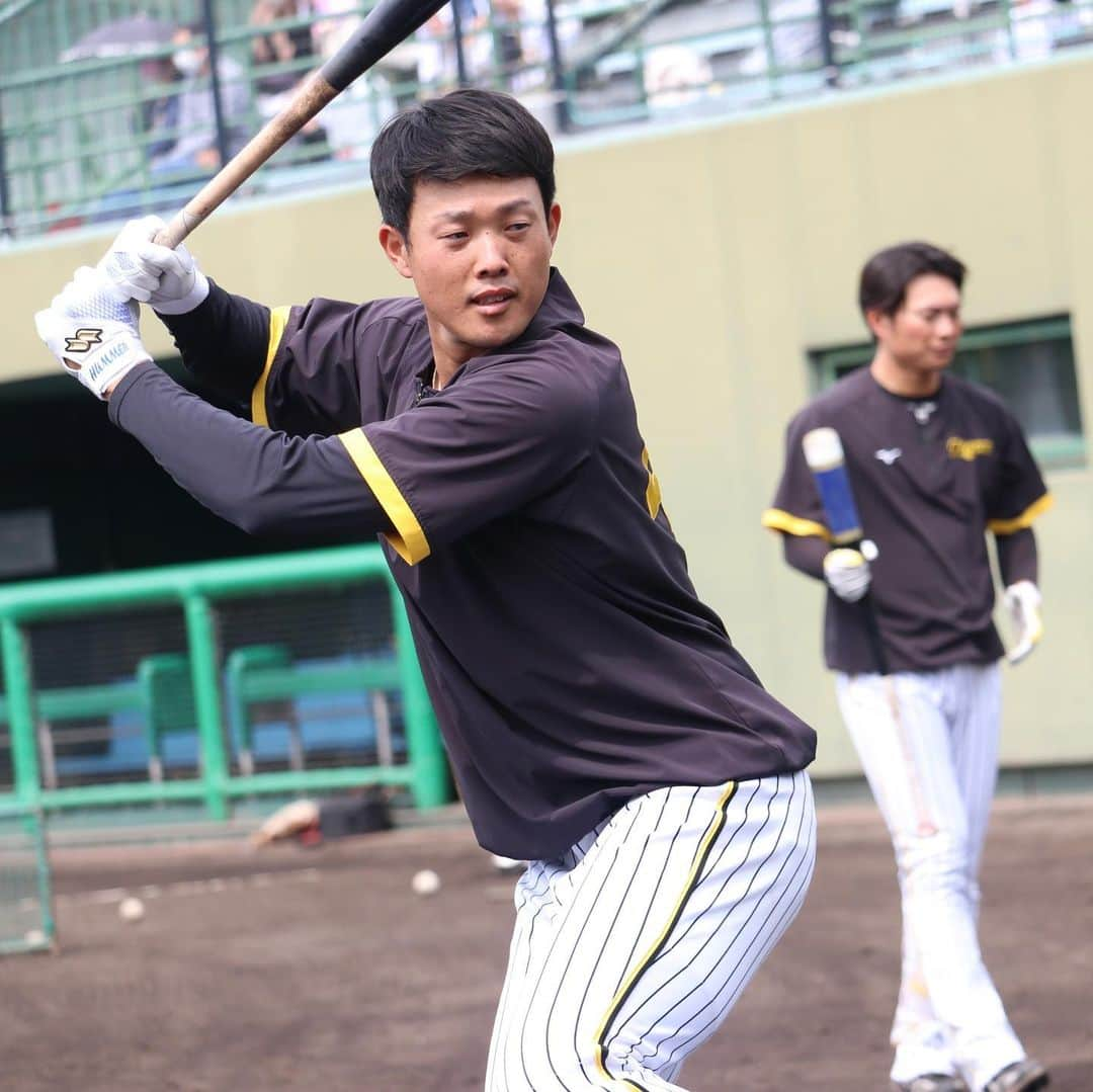 阪神タイガースさんのインスタグラム写真 - (阪神タイガースInstagram)「5月13日、鳴尾浜球場での試合前練習の様子です！ #熊谷敬宥 選手 #遠藤成 選手 #井坪陽生 選手 #森下翔太 選手 #髙寺望夢 選手 #髙山俊 選手 #中川勇斗 選手 #榮枝裕貴 選手 #髙濱祐仁 選手 #山本泰寛 選手 #岡留英貴 選手 #阪神タイガース  #ARE」5月13日 14時32分 - hanshintigers_official