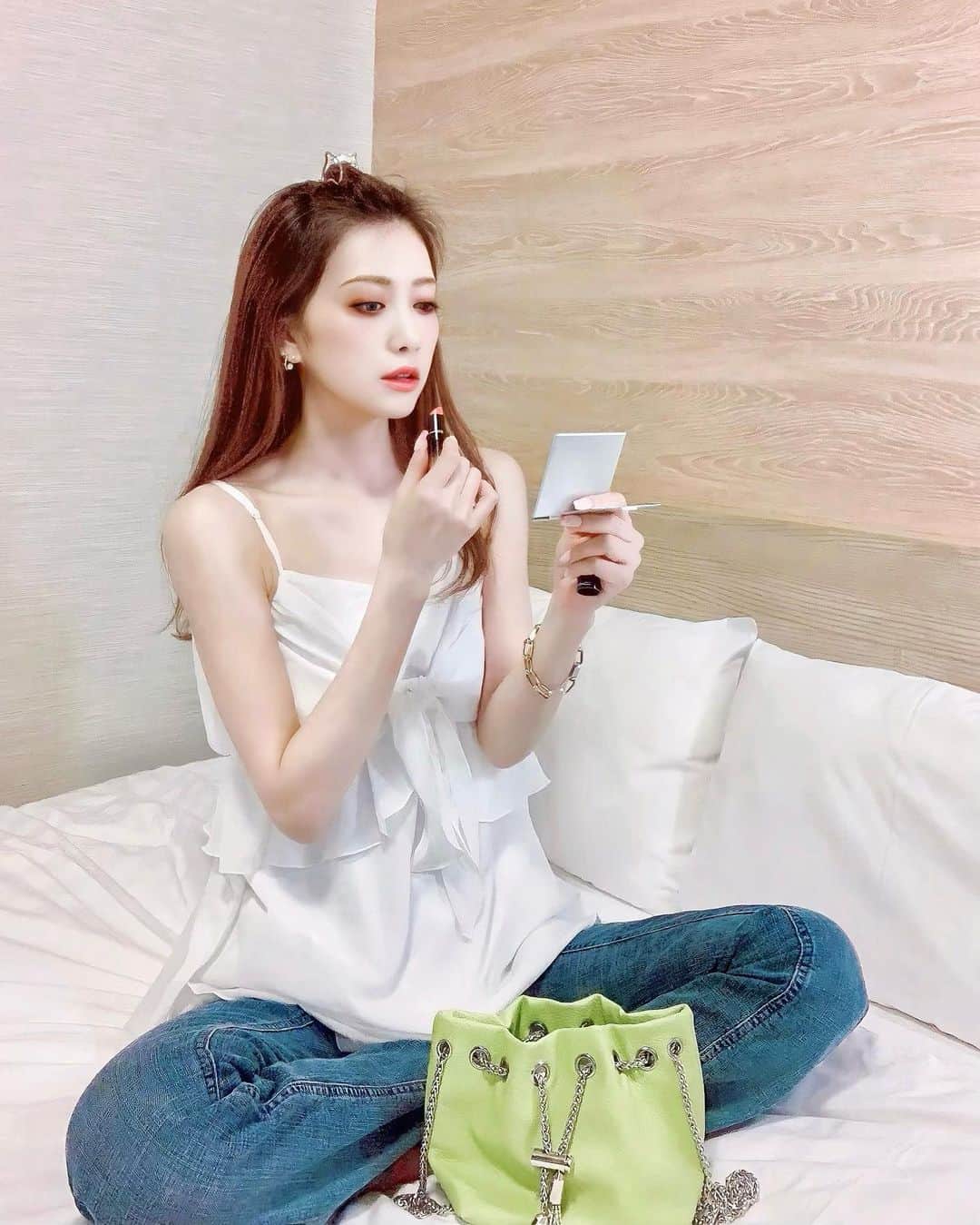 加賀美早紀のインスタグラム：「撮影時はバッチリメイク👌  #撮影 #メイク」