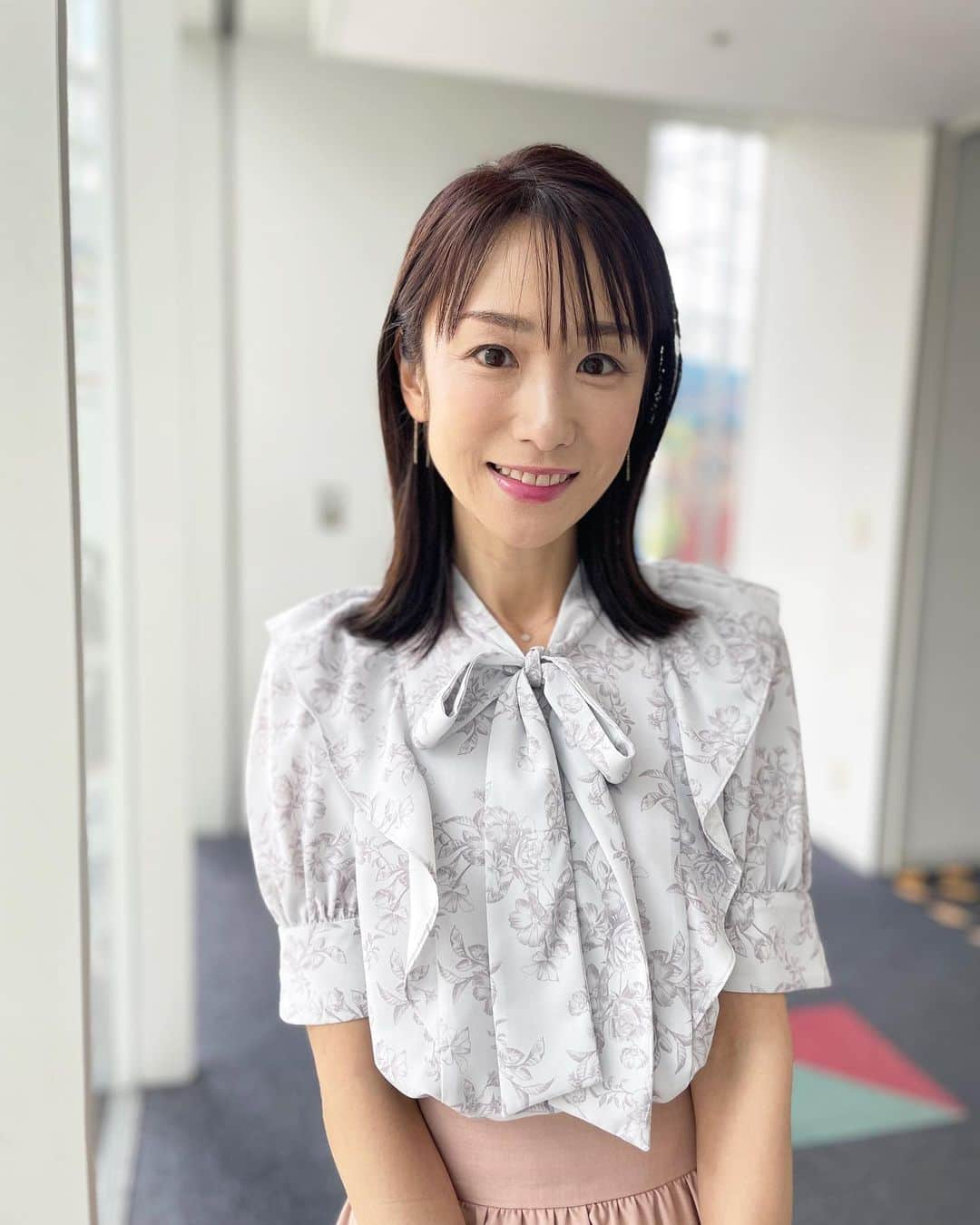 堂真理子さんのインスタグラム写真 - (堂真理子Instagram)「昨日の「ワイド！スクランブル」の衣装は、  ☆ブラウス,スカート… #proportionbodydressing  ☆アクセサリー… #ete  でした👗✨ 花柄のブラウスが爽やかでした♫  今日の東京は、朝から雨です☔️ 足元にはお気を付け下さい✨   #大下容子ワイドスクランブル #ワイドスクランブル #ニュース #テレビ朝日 #アナウンサー #アナウンサー衣装 #番組衣装」5月13日 14時35分 - mariko_do