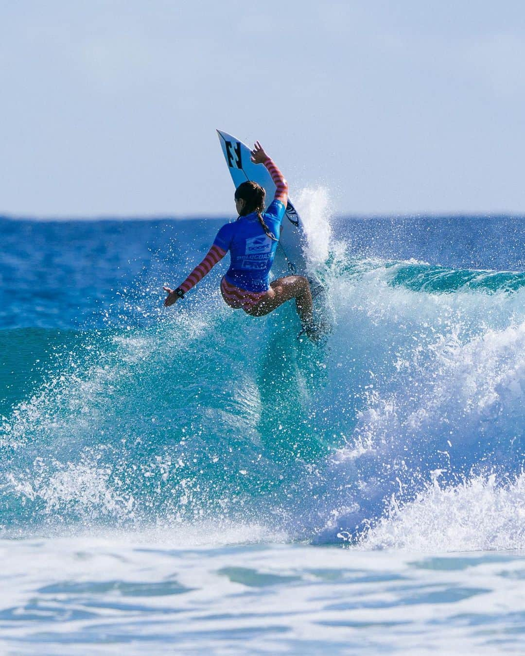 Luana Silvaのインスタグラム：「Always a treat snapper 💛 Happy with my surfing and excited for a fun year ahead.   Obrigado snapper 💛 Feliz com o meu surf e motivada para esse ano.」