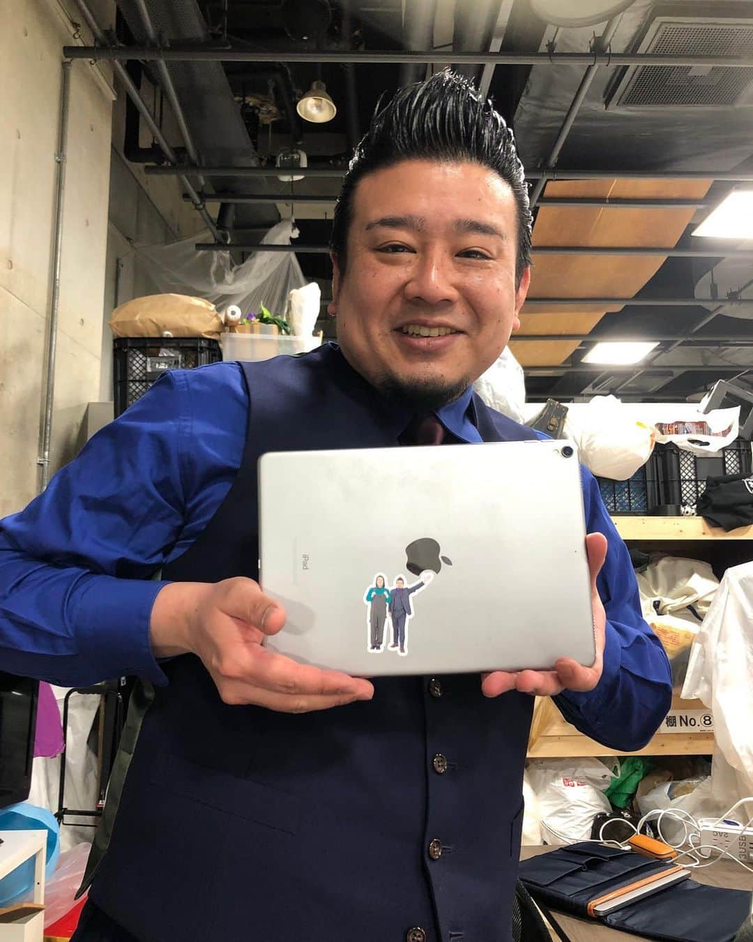 津田康平のインスタグラム：「ロジャーが大自然ステッカーを私のiPadに貼ってくれたで🌳  Appleをへこましてるイメージらしいです🫡  今日も頑張りますー😉  #大自然　ロジャー #♾️ホール」