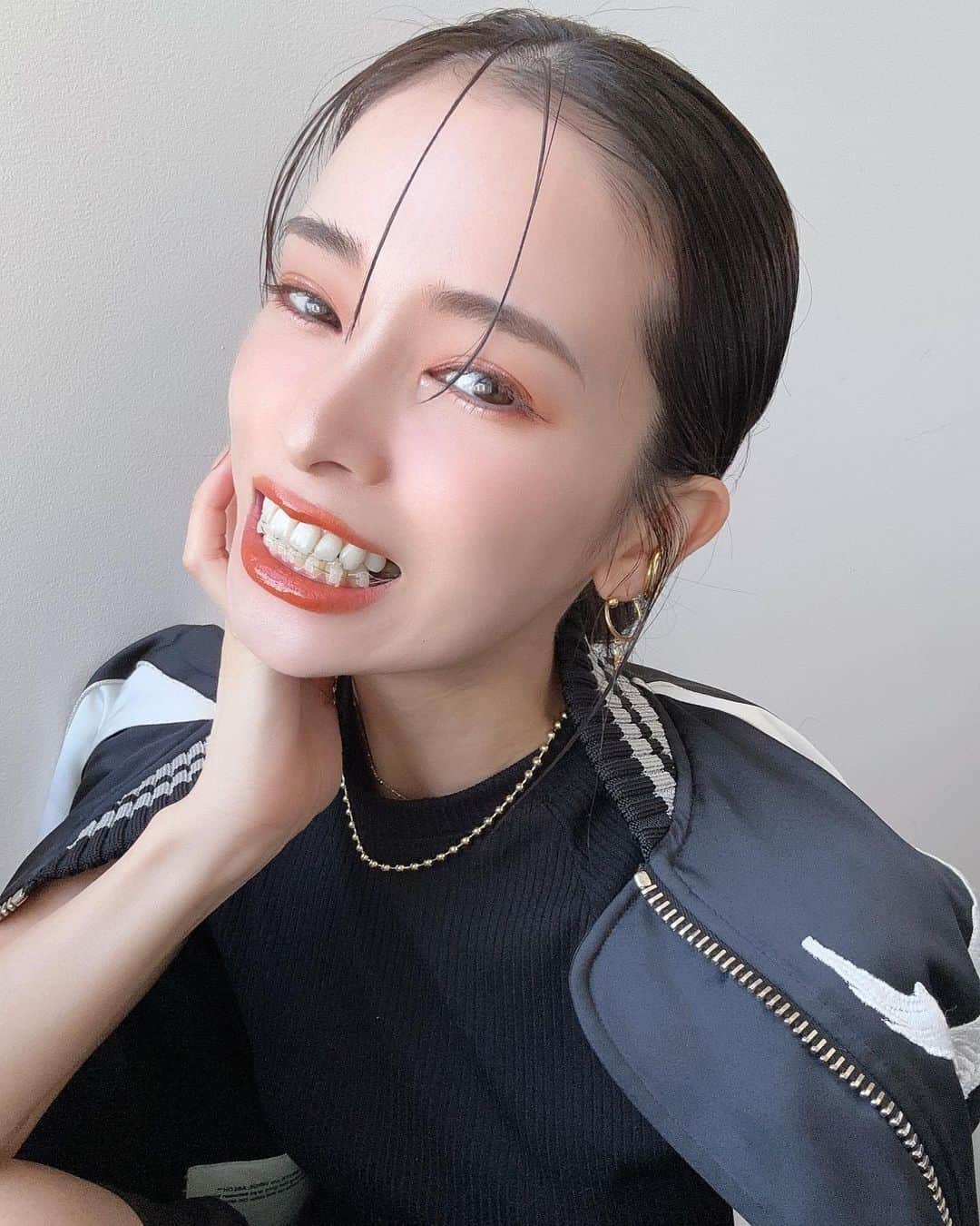 のインスタグラム：「. と言うわけで。 youtubeでもちょっとお話した通り。 (誰が興味あるのかシリーズですが)  歯列矯正を始めました。 上は裏側、下は表側。 この器具を３年半装着します。 やるかどうか、１年ほど悩んだので 意を決してって感じなのですが 今、全く後悔はしていません☺️  最初は本当に痛いし、ご飯上手に食べられないし マジで不便だし、口ん中クロムハーツついてんの？ って思うくらい違和感凄いし、 下が表側だからなんか口がモッコリするし🤢 もうぶっちゃけ今は良い事なんて一つも無いけど、、、☺️  装着してから1ヶ月経過して 下の歯の変化が目に見えているので そういった事が大きなモチベーションになっています。  しかしこれから、ちょっとすきっ歯の時期に入ります... ただでさえ自分的には顔が矯正前と違くて 顔面見るたびに辛谷園なんだけど、 更に顔面変わるか...とゲンナリしています。爆  それでも人生のこの先の長さを考えれば 早いうちにやっといた方が良い！ (早くは無いと思うけど) と思っているので、頑張ります🇯🇵  これから矯正始められる方も最中の方も、 励まし合っていきましょう🥺  私がお願いした歯科はこちら💁‍♀️ @faithdental_anniversarydental   歯列矯正については勿論動画を撮っているので 来週金曜に上がります。 施術をした当日から、その後一番辛いとされている １週間の痛みの経過、ご飯の様子など撮りました🙆‍♀️ めちゃくちゃリアルです。 お金の事も全部話してます。  是非是非ご覧になってくださいな☺️  #momlife #mommylife #mommy  #育児 #ママライフ  #6歳 #4歳 #1歳 #motherof3 #歯列矯正 #歯列矯正はじめました #歯列矯正中 #矯正 #審美 #審美歯科治療」