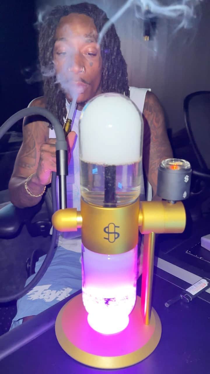 ウィズ・カリファのインスタグラム：「LIGHT UP BONGS  Song: I want a Ferrari @jodyhighroller ft. Me 😆 Make some tik toks and reels to this and I’ll repost Gang.   STILL TRIPPIN☮️🍄🤘🏽✌🏾💨🧘🏾‍♂️💜🍄🫵🏽」