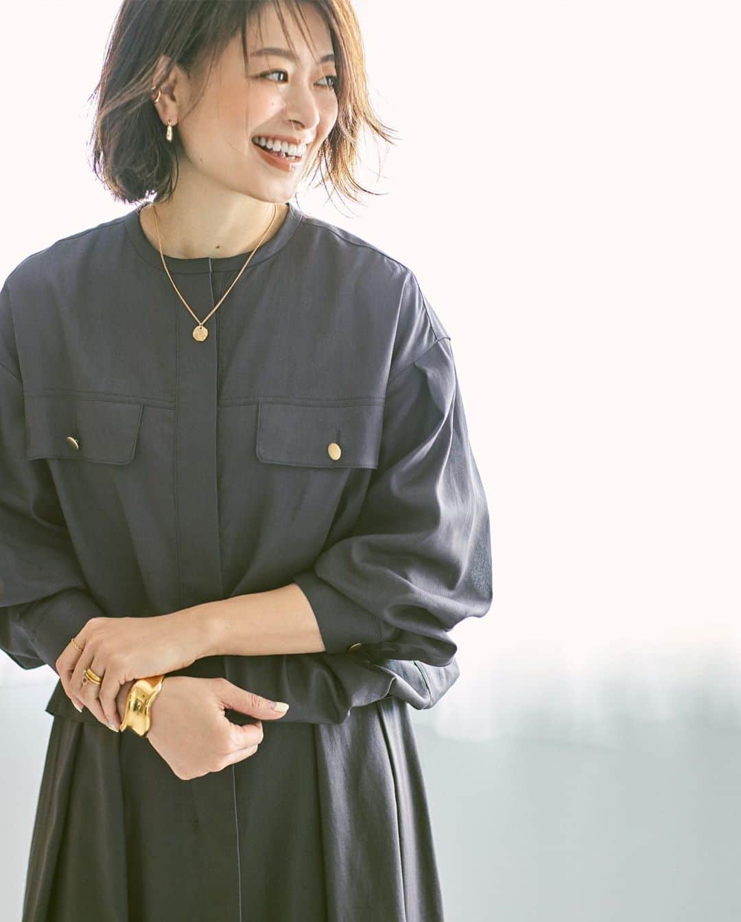 ロペのインスタグラム：「エディター 三尋木奈保× ROPÉ 今から盛夏まで、無限に着回せる！ 「きれいめ派の万能ワードローブ」 ⁡ 毎回大好評のエディター三尋木奈保さんとのコラボアイテム。今回は、より長い期間たくさん活用してもらえるよう、組み合わせ自在なワードローブ構成でお届け。三尋木さんならではの品よくきれいめなデザインに加え、涼しさや着回し力にもこだわったスペシャルなラインナップです。 ⁡ ⁡ ⁡ ▶ITEM  ⁡ #GGH23300 きちんと涼感シャツブルゾン ¥28,600 (税込)  #GGC23270 きちんと涼感タックフレアスカート ¥27,500 (税込) ⁡ J'aDoRe JUN ONLINEでご購入いただけます。 ⁡ ⁡ ⁡ @rope_jp @jadorejunonline #三尋木奈保 氏 #三尋木さんコラボ #セットアップ #ボリューム袖 #Tシャツ #バレルパンツ #通勤コーデ #オフィスカジュアル #大人カジュアル #休日コーデ #夏コーデ #夏カラー #着回し #ロペ #ROPÉ #ropejp」
