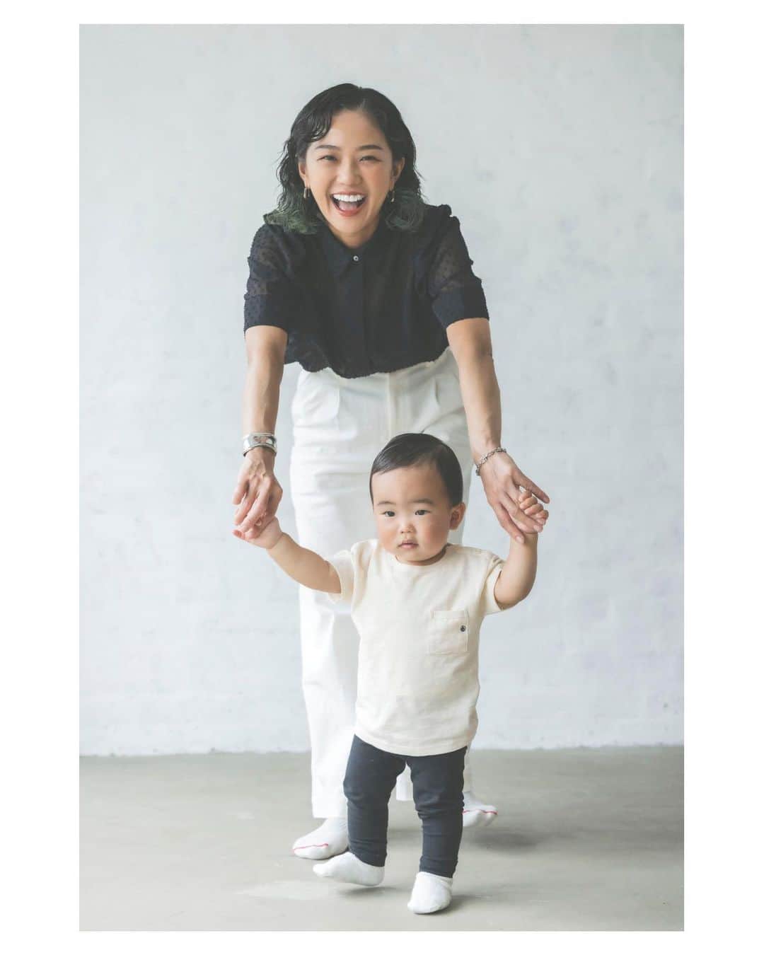 菊池かずみさんのインスタグラム写真 - (菊池かずみInstagram)「前回の @mum.studio__ の日、皆さまの撮影後に陽子ちゃんに撮ってもらいました💚  前回撮ってもらった時より成長したRIYOがなんとも愛おしい。 こういう成長をきちんと記録しておきたいとしみじみ。そして自分の身なりがちゃんとしているというのも重要ポイントw  mum.studioではママのヘアメイクリタッチをさせていただいてから撮影するので、自分と子供の素敵な写真が残せます💚 パパも一緒に来てくれたら家族全員写真も♪ 歩き回ってカメラからフレームアウトしたRIYOを見つめる私たち夫婦の写真まで陽子ちゃんがいつの間にか撮ってくれてたりwこれも結構好きwありがとう🥹  いつの間に撮ってたの？！っていう素敵な写真を陽子ちゃんが撮ってくれるから感動もの。  次回開催日は6月24日(土)です💚 今日17時から応募受付スタートするので、@mum.studioのアカウントにてご連絡お待ちしております💚  #mum.studio #マムスタジオ #撮影会 #母子イベント #家族写真 #photosession #mamaandkidsphotosession #familyphoto」5月13日 9時33分 - kikku726