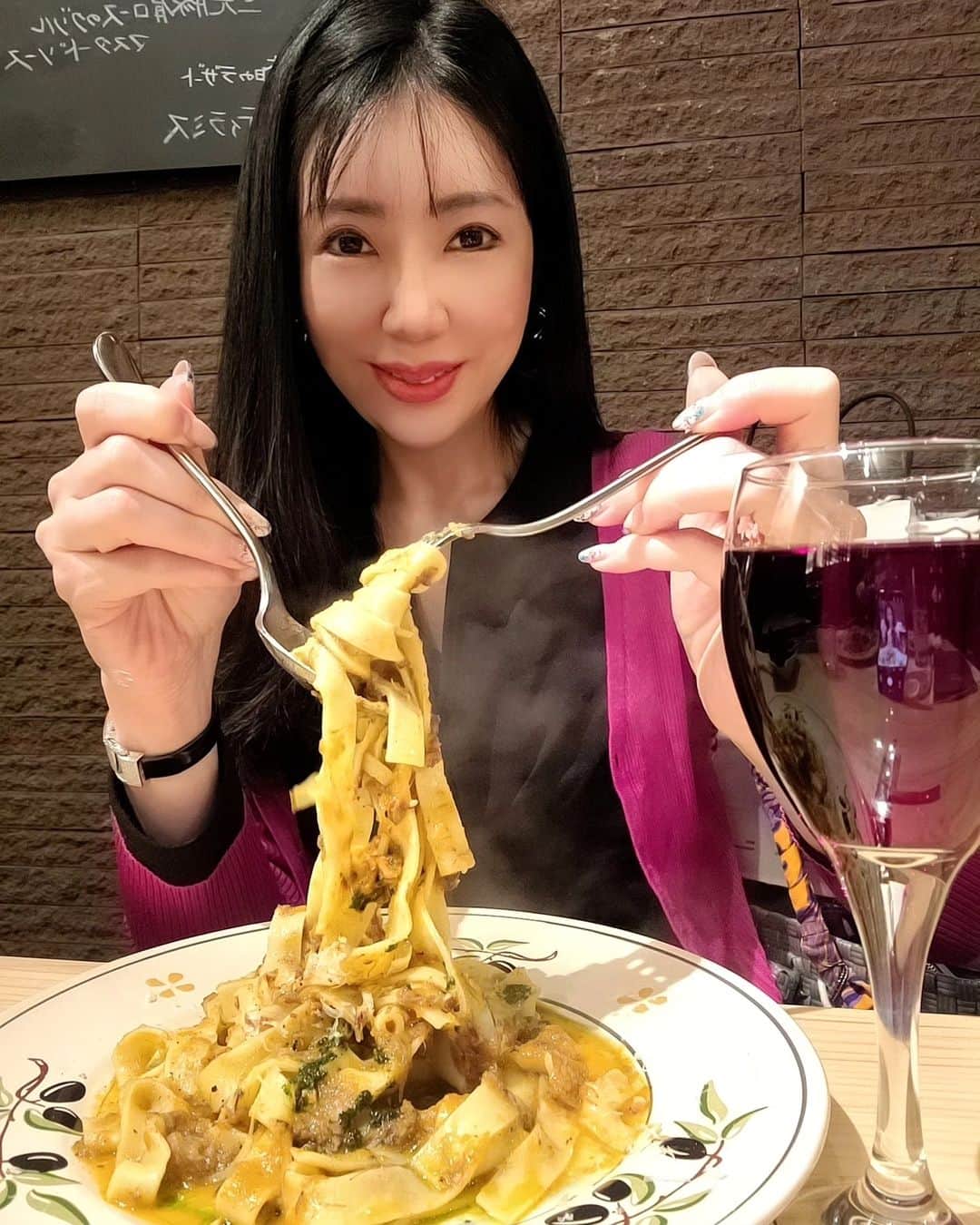 今堀恵理のインスタグラム：「淀屋橋に昨日オープンしたカジュアルイタリアン 「グランデチッタ」 @grandecitta   昨夜行って来ました 3800円のコース+デザートを食べました リーズナブルなのに 前菜盛り合わせ、ムール貝、パスタ、メインも出ます💕  特製宮崎牛のボロネーゼパスタが特に気に入りました😆 ピザも美味しそうでしたよ  オープン特典 来店時にこちらの投稿ページを見せて頂くと ランチタイム ２０％OFF ディナータイム 生ビールorグラスワイン（1グループ全員）が無料になる特典が有ります😋  #大阪グルメ #大阪イタリアン #淀屋橋グルメ #グランデチッタ」