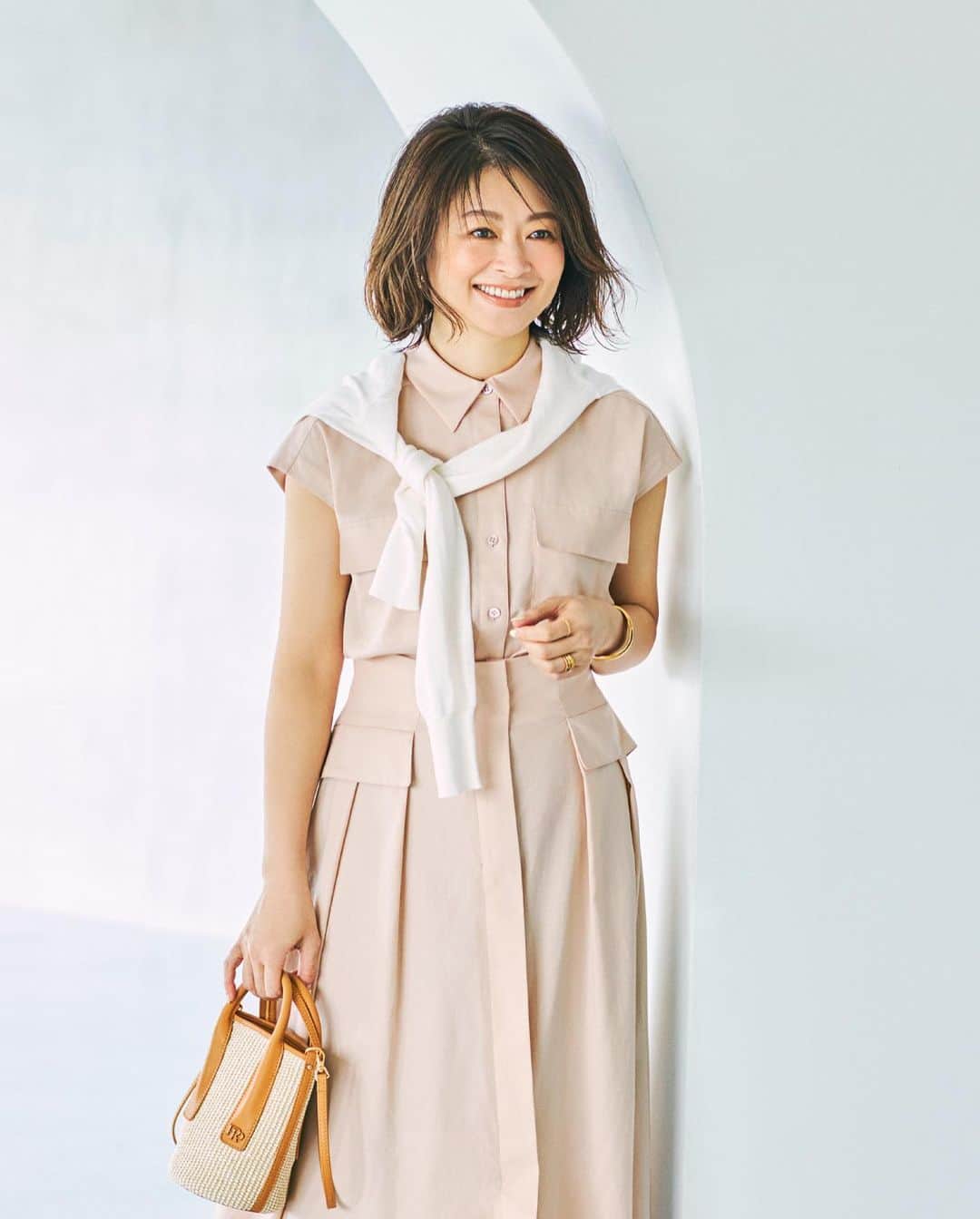 のインスタグラム：「エディター 三尋木奈保× ROPÉ 今から盛夏まで、無限に着回せる！ 「きれいめ派の万能ワードローブ」 ⁡ 毎回大好評のエディター三尋木奈保さんとのコラボアイテム。今回は、より長い期間たくさん活用してもらえるよう、組み合わせ自在なワードローブ構成でお届け。三尋木さんならではの品よくきれいめなデザインに加え、涼しさや着回し力にもこだわったスペシャルなラインナップです。 ⁡ ⁡ ⁡ ▶ITEM  ⁡ #GGH23310 きちんと涼感ノースリーブブラウス ¥19,800 (税込) ⁡ #GGC23270 きちんと涼感タックフレアスカート ¥27,500 (税込) ⁡ J'aDoRe JUN ONLINEでご購入いただけます。 ⁡ ⁡ ⁡ @rope_jp @jadorejunonline #三尋木奈保 氏 #三尋木さんコラボ #セットアップ #ボリューム袖 #Tシャツ #バレルパンツ #通勤コーデ #オフィスカジュアル #大人カジュアル #休日コーデ #夏コーデ #夏カラー #着回し #ロペ #ROPÉ #ropejp」
