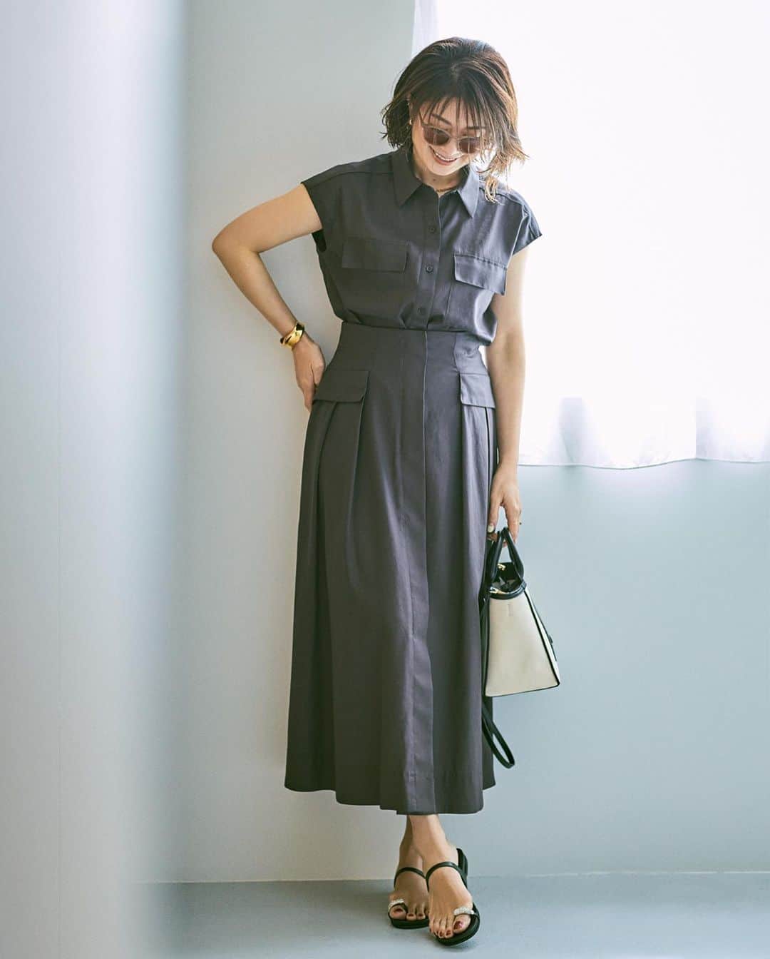ロペのインスタグラム：「エディター 三尋木奈保× ROPÉ 今から盛夏まで、無限に着回せる！ 「きれいめ派の万能ワードローブ」 ⁡ 毎回大好評のエディター三尋木奈保さんとのコラボアイテム。今回は、より長い期間たくさん活用してもらえるよう、組み合わせ自在なワードローブ構成でお届け。三尋木さんならではの品よくきれいめなデザインに加え、涼しさや着回し力にもこだわったスペシャルなラインナップです。 ⁡ ⁡ ⁡ ▶ITEM  ⁡ #GGH23310 きちんと涼感ノースリーブブラウス ¥19,800 (税込) ⁡ #GGC23270 きちんと涼感タックフレアスカート ¥27,500 (税込) ⁡ J'aDoRe JUN ONLINEでご購入いただけます。 ⁡ ⁡ ⁡ @rope_jp @jadorejunonline #三尋木奈保 氏 #三尋木さんコラボ #セットアップ #ボリューム袖 #Tシャツ #バレルパンツ #通勤コーデ #オフィスカジュアル #大人カジュアル #休日コーデ #夏コーデ #夏カラー #着回し #ロペ #ROPÉ #ropejp」