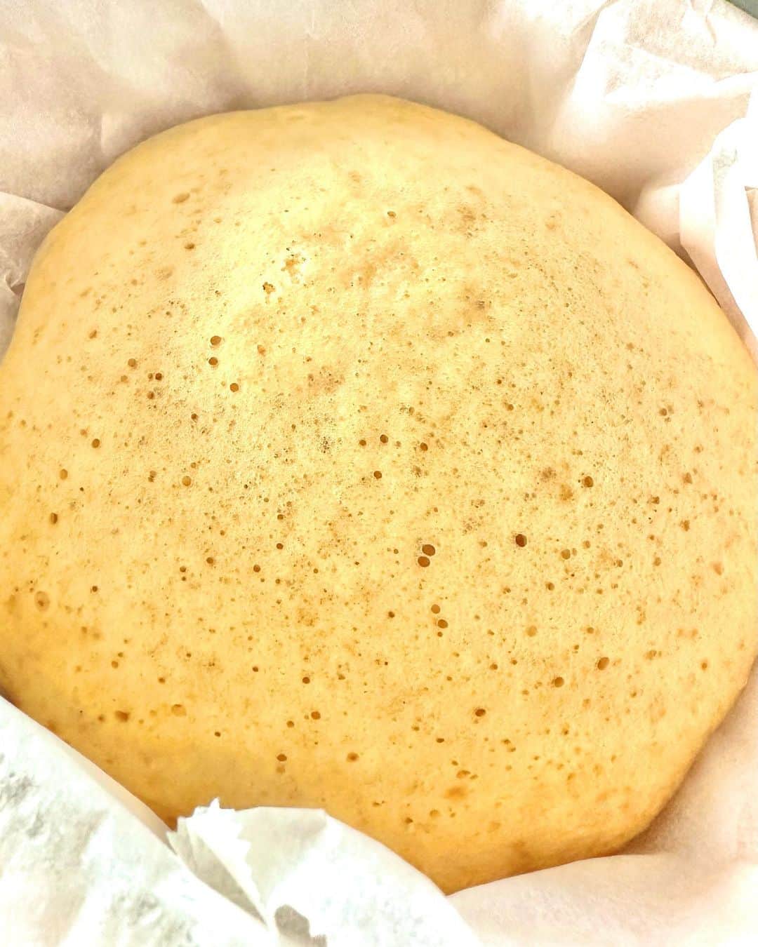 菊間千乃のインスタグラム：「朝ごはんにマーラーカオ(中国風蒸しカステラ)作りました🥣 出来立ては、ふっわふわで美味しいのですが、やめられない止まらない😅　危険です😋」
