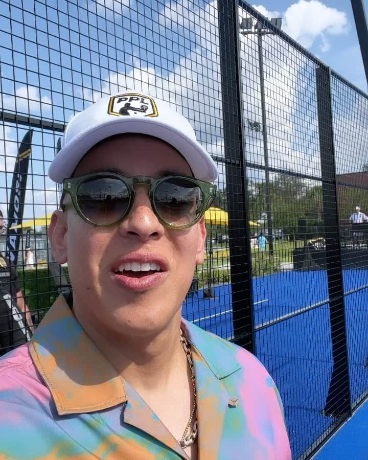 ダディー・ヤンキーのインスタグラム：「Honrado de ser parte de una nueva liga en el deporte en USA @propadelleague Con mucho orgullo les comparto que soy el dueño de la franquicia en ORLANDO- FLORIDA.  El PADEL es el deporte de mayor crecimiento a nivel mundial 🌎 🌍. Hoy, oficialmente se inicia una nueva era en el deporte de los Estados Unidos con la llegada de la nueva liga  @propadelleague  Recuerden bien este día porque nosotros vamos a hacer una de las ligas mas fuertes en 🇺🇸 al nivel del la NBA, MLB, NHL, UFC etc estamos reaDY! Vamos! Let’s Gooo!!! 🎾🎾🎾🎾🔥🔥🔥🔥🔥 Grandes Movidas, Grandes Negocios!!  #Padel #propadelleague #Padeltennis #sports  @delpotrojuan @marcos.delpilar @tommyhaasofficial」