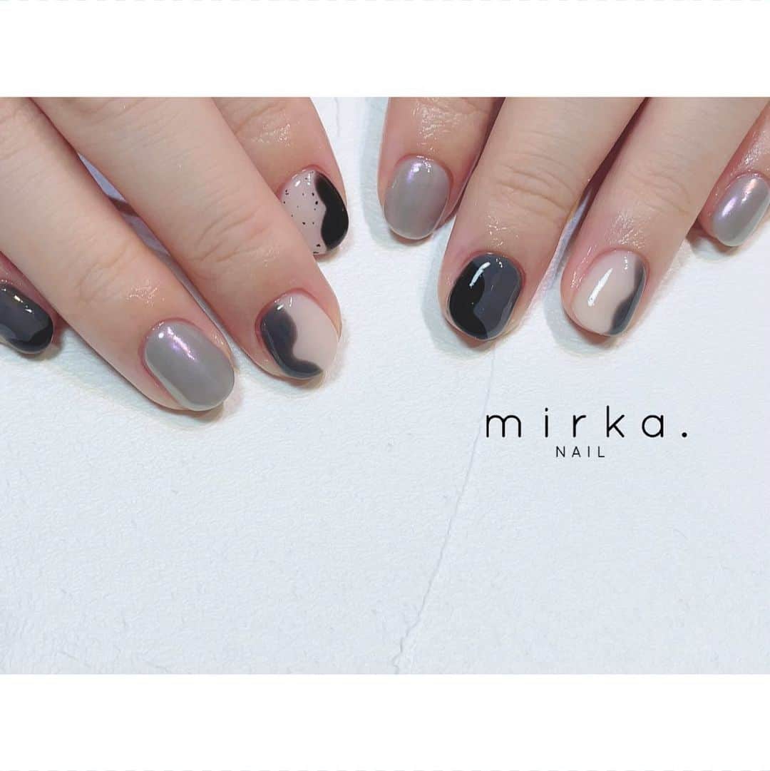 mirka. NAIL(ミルカネイル)のインスタグラム：「⁡ ⁡ ⁡ monotone ○● ⁡ ⁡ ⁡ #mirkaおまかせネイル ………………………………………………………… ⁡ ご予約、お問い合わせは LINE ID⇒ @mirka.nail (@含む)まで。 ⁡ ご新規様はハイライトの「ご案内」と「ご予約方法」を必ずお読みいただいてからご予約くださいますようお願いいたします。 空き状況や詳細はLINEの投稿からご確認ください。 ⁡ ⁡ ⁡ ⁡ #mirkanail#nails#nail#nailart#naildesign #ショートネイル#ネイルアート#ネイルデザイン#ネイル#大人ネイル#シンプルネイル#オフィスネイル#ニュアンスネイル#ナチュラルネイル#カジュアルネイル#ショートネイルデザイン#美甲#春ネイル#春ネイル2023 #プライベートサロン#プライベートネイルサロン#東京ネイルサロン#東京ネイル#江東区ネイルサロン#森下#清澄白河 ⁡」