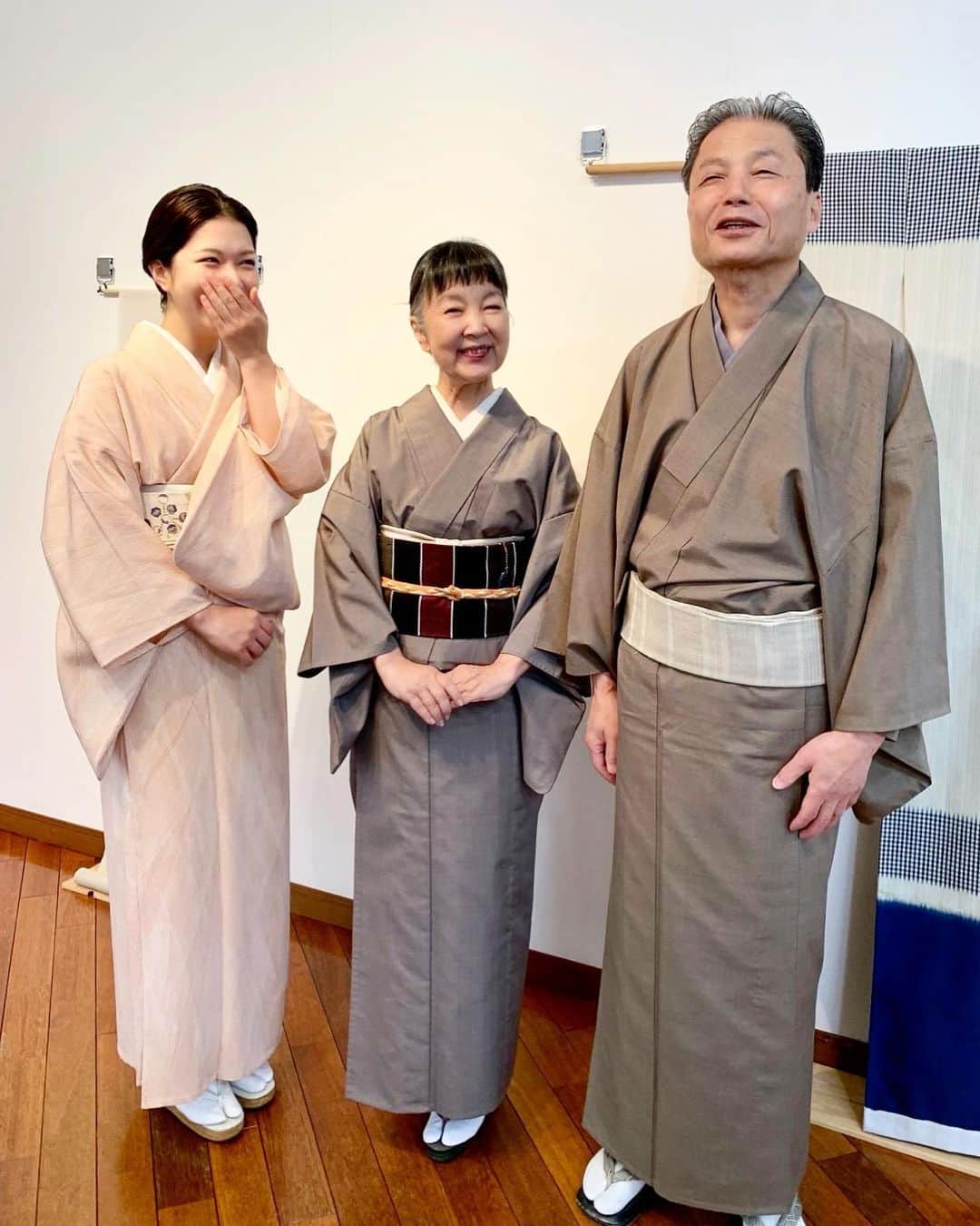 山崎陽子のインスタグラム：「岡山3日目 曇り空だけど、ギャラリーは明るく☺︎ #染と織たかはし じいじと加奈さんと。 お話会スタートします！ @okimono_takahashi  #芝崎圭一 #座繰り紬 #単衣 #柳晋哉 #残糸帯#残糸織  #唐組 #真弓 #道明」