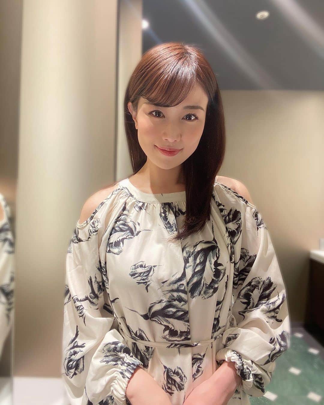 道岡桃子のインスタグラム：「暑いのか？寒いのか？  よくわからない衣装✨  だが、そこもよき😊  全然関係ないですが、  最近お味噌汁にハマっていて、  色んなお味噌を取り寄せて作っています🍙  甘めのお味噌がお気に入りです✨  #アナウンサー  #アナウンサー衣装  #女子アナ #花柄ワンピース #ロングワンピース #お味噌汁」