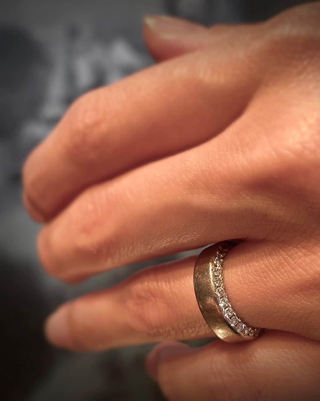 Danke schön ダンケ 金沢 結婚指輪 鍛造さんのインスタグラム写真 - (Danke schön ダンケ 金沢 結婚指輪 鍛造Instagram)「・ ・ 平日ならではの特権😎 出会って13年 久しぶり3年ぶりの再会🙌🏻 ・ ・ 娘ちゃんも出産し 「見て〜この……」と ・ ・ 子育てトークかと 思いきや指輪トーク ・ ・ この日焼けの跡を 見る度に嬉しくなる。と ・ ・ 指輪見て🙌🏻こんな感じになったのよ😍 やっぱり「コレを選んで良かったし 「まさかあの当時の自分がコレを…選んでいた自分に😍 買ってくれた旦那様にも感謝だわ〜」を皮切りに ・ ・ 13年共に歩んでいる中での思いが溢れ その姿を見ている私も13年前の事も 思い出したりしながら ・ ・ 改めて思う。 やっぱり伝わる人には伝わる。とね！ ・ ・ 全く熱が冷めてない コレぞ！正真正銘 『恋い焦がれ…惚れ込んで射止めた』だわね！ ・ ・ あ〜それにしても 懐かしいモデル…でもこんな風に お客様が射止めていてくれると ・ ・ 今は日本展開がないモデルでも こんな風にお客様と再会と共に 指輪とも再会出来ちゃうから ・ ・ 役得だわ〜🥰 ・ ・ 本当に良い感じに育ってきてる。 やっぱりバウアー10年しっかり使い込むと Danke用語で言う『化けるわ〜』と語り合いながらの 楽しい時間が過ぎていく ・ ・ さぁ！時間😉 息子君のお迎えタイムリミット ・ ・ 車に乗り込んだら もう母の顔にチェンジ👍🏻 ・ ・ さぁ！皆さんは どのモデルの10年後の『化けた』姿に 出会ってみたいですか？ ・ ・ 想像したらワクワクする モデルはどれですか？ ・ ・ でもちゃんと身につけないと どんなに耐久性が…とか つけ心地が…とか言った所で ・ ・ 「鍛造削り出し」の指輪を手にした醍醐味は 身につけない事には味合う事の出来ない『経年変化』 ちゃ〜んと満喫してくださいね🙌🏻 ・ ・ ※ちゃんと身につける コレは鉄則🤝ですよ😁 ・ ・ ・ ・ ・  【鍛造削り出し】 🇩🇪クリスチャンバウアー 専門店 ・ ・ ワンランク上をいくノウハウの クリスチャンバウアーの選び方なら 『Danke schön 』 ・ ・ ・ —— 𝐃𝐚𝐧𝐤𝐞——— ▪︎ Instagramプロフィール 🔜 @danke2005  —————————————————————𝐒𝐜𝐡⍥𝐧——— ・ ・ #クリスチャンバウアー金沢 #鍛造指輪 #鍛造リング #結婚指輪 #結婚指輪オーダー #切削加工 #結婚指輪探し #結婚指輪選び #指輪探し #指輪選び #マリッジリング #結婚指輪金沢 #金沢結婚指輪 #セカンドリング #結婚指輪買い替え #地金屋鍛造 #ブライダルリング #結婚記念日 #ベビーリング #ドイツリング #自分へのご褒美 #ダイヤバングル  #バングル #バングルコーデ #ダイヤモンドバングル   ------------------------------------------✈︎ ---------  鍛造削り出し 🇩🇪クリスチャンバウアー 専門店 『𝐃𝐚𝐧𝐤𝐞 𝐬𝐜𝐡⍥𝐧』 ・ • 営業時間 am11:00〜pm9:00 • 定休日 : 木曜日 • 駐車場 : 店舗前OK • ご予約 : 優先 ・ ・ ——𝐃𝐚𝐧𝐤𝐞——————————————— ▪︎トップページ 🔜 @danke2005 ———————————————————-𝐒𝐜𝐡⍥𝐧—————」5月13日 9時52分 - danke2005