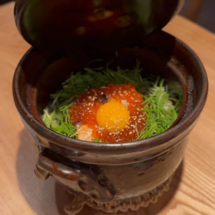 のインスタグラム：「【行きたかったよ🥹ココ】  🐟 @fukumimi_ebisu  📍 Tokyo/Ebisu  ゆりがずっといってて気になってた#福味み恵比寿 💕 念願のー😊さやちゃんとゆりと行ってきたよ✌️  和食屋さんで料理のクオリティ高いのにお値段優しくてコスパいいしデートにも女子会にもぴったりー❤️🤤  いいお店だなぁー🤤店員さんも優しくて、出てくるポーションもちょうどよく💯  頼んだのは ⭕️ポテトサラダ ⭕️明太餅磯部巻き☜激うま ⭕️お刺身盛り合わせ ⭕️銀ダラ西京焼き ⭕️お肉のたたき ⭕️鮭ハラスの土鍋(たまご追加)  いやーどれも美味しいねー🤤💕また行きたい！  カウンターの席にも次は座ってみたいなぁ🤨🤩  一番最後の写真は私の腕が黒すぎて記念に載せておきます。  #恵比寿#恵比寿グルメ#恵比寿ごはん#恵比寿ディナー #tokyo#tokyofood #tokyofoodie #japan#japantrip#ebisu#ebisudinner #えびす」