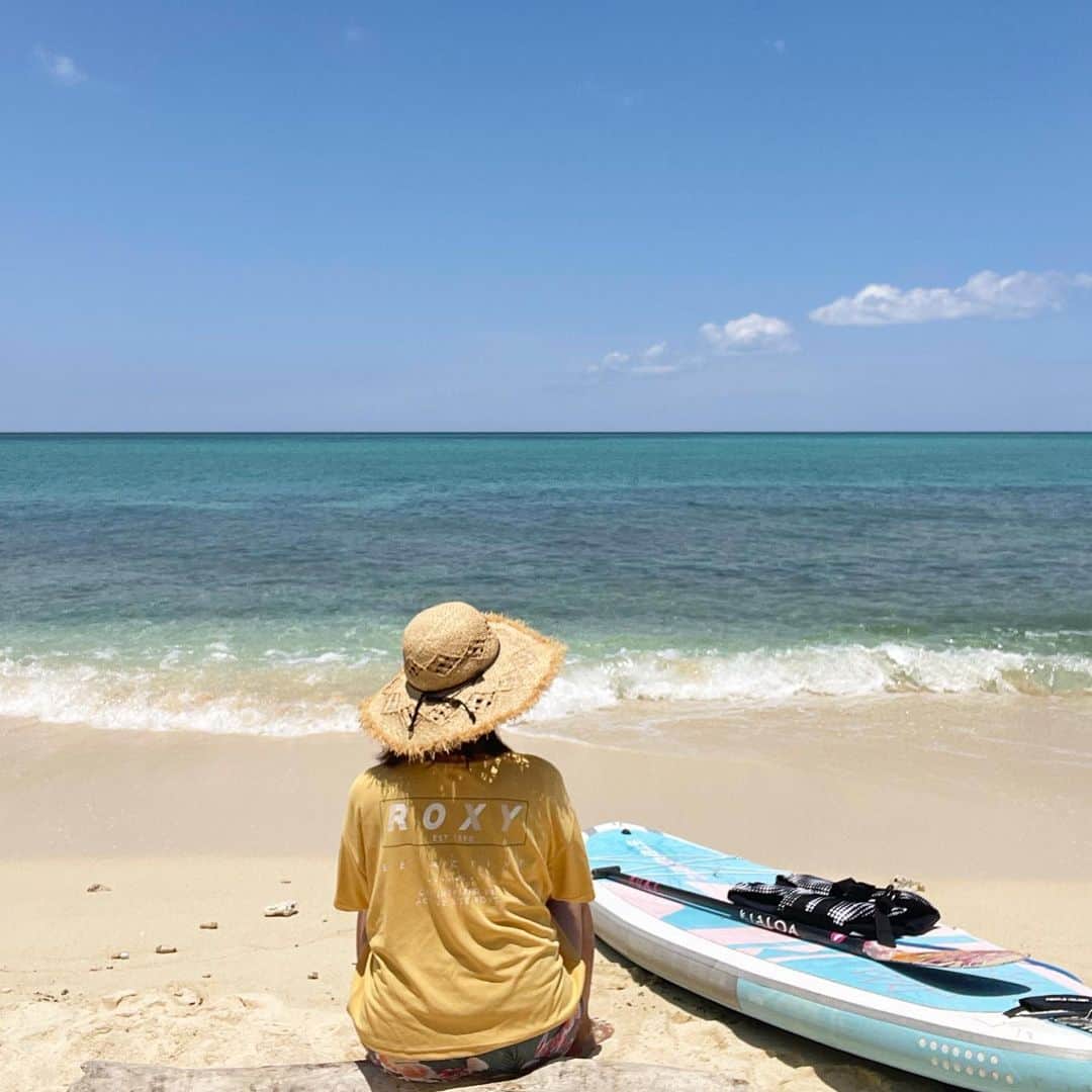田中律子さんのインスタグラム写真 - (田中律子Instagram)「夏のような沖縄〜🌴🌞🌈🏄  家にいたら、汗だく💦になったから、シャワーがわりに海でSUP🏖️  家から5分でこんな最高なビーチに行ける幸せ✨🏄誰もいないし、上陸してのんびり🌞  はぁ〜なんて幸せなんだ🤩  Tシャツ @roxyjapan   #okinawa  #okinawalife  #beachlife  #lifeisbeautiful  #savetheocean  #roxyjapan #海のある生活  #家から5分」5月13日 9時54分 - ri2kotanaka