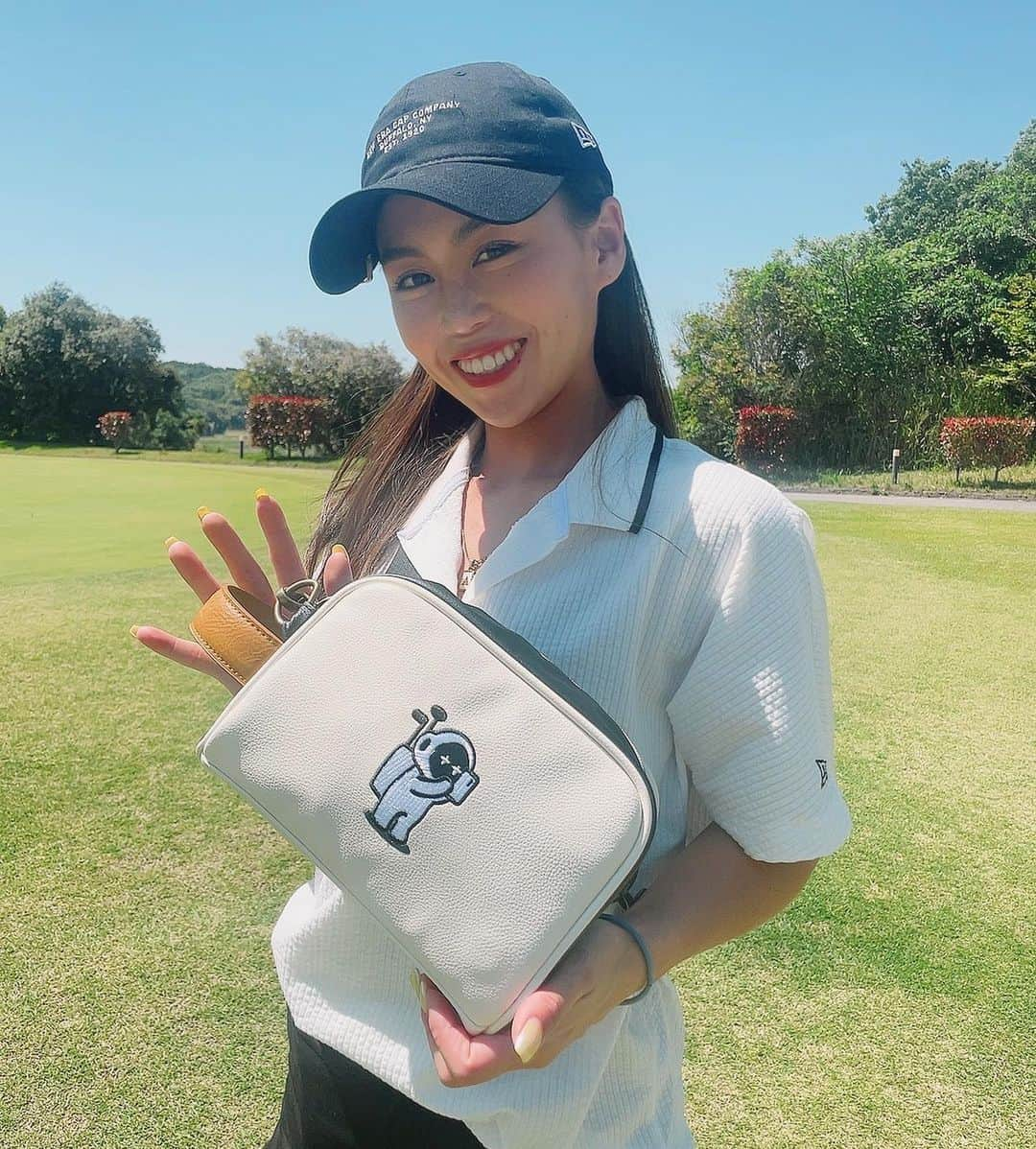 YAMADAARISAさんのインスタグラム写真 - (YAMADAARISAInstagram)「私の最近のイチ押し✌️ ゴルフカートバッグ 👜 @marty_golf  を使ってるよ〜！！！  デザインも機能性も抜群！ 保冷バッグ付きだし 収納スペースもたくさんあって 使いやすいからおすすめ！ 普段使いも出来てゴルフない時でも愛用中👏  3枚目📸 この日は女子ラウンドで みーんな @marty_golf のバッグ持ってて イロチだったからお揃いコーデで 映える写真撮れちゃいました🤭✌️  イリーちゃんの持ってる 黄色ver.は予約販売こ数量限定レア商品✨ めーっちゃ可愛いかったな〜🙊 ちなみに私のは黒🖤です！！ 黄色💛もほしくなっちゃったなー🤭  気になる方は @marty_golf を フォローして最新情報をチェックしてみてね🧡  #ゴルフ #ゴルフ女子 #お揃いバッグ #ゴルフバッグ #マーティーゴルフ #かわいいデザイン #機能性抜群 #保冷機能付きバッグ #カートバッグ #普段使い #お洒落ゴルファー #イチオシ #ゴルフコーデ #ゴルフファッション #ニューエラゴルフ #ゴルフ楽しい #女子ラウンド #わちゃわちゃ #賑やか #関西ゴルフ #吉川インターゴルフメッチャ #お気に入りの場所 #また行きたい場所 #人との繋がり #出会いに感謝 #martygolf #neweragolf #golfgirls #golfwear #golflover」5月13日 10時01分 - _arisaru73_