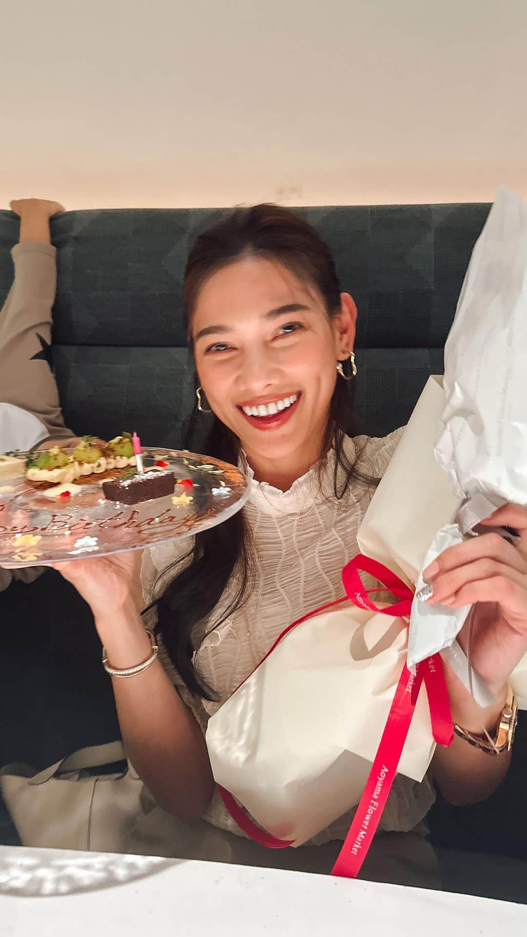 yeNahのインスタグラム：「35歳になりました🥳数ヶ月前から私よりも楽しみに張り切ってた会長👦🏻愛する家族と一緒に過ごせて幸せです❤️‍🔥 同じ5月9日生まれの人、誕生日が近い人もおめでとう🎂🎉  健康第一に笑顔溢れる年にしようね💫  わざわざおめでとうと伝えてくれた皆んな！ありがとうありがとう🥹💓嬉 big hug n kisses xxx💋  #birthdaygirl #birthdaydinner #may9 #5月9日生まれ #５月生まれ #35thbirthday」