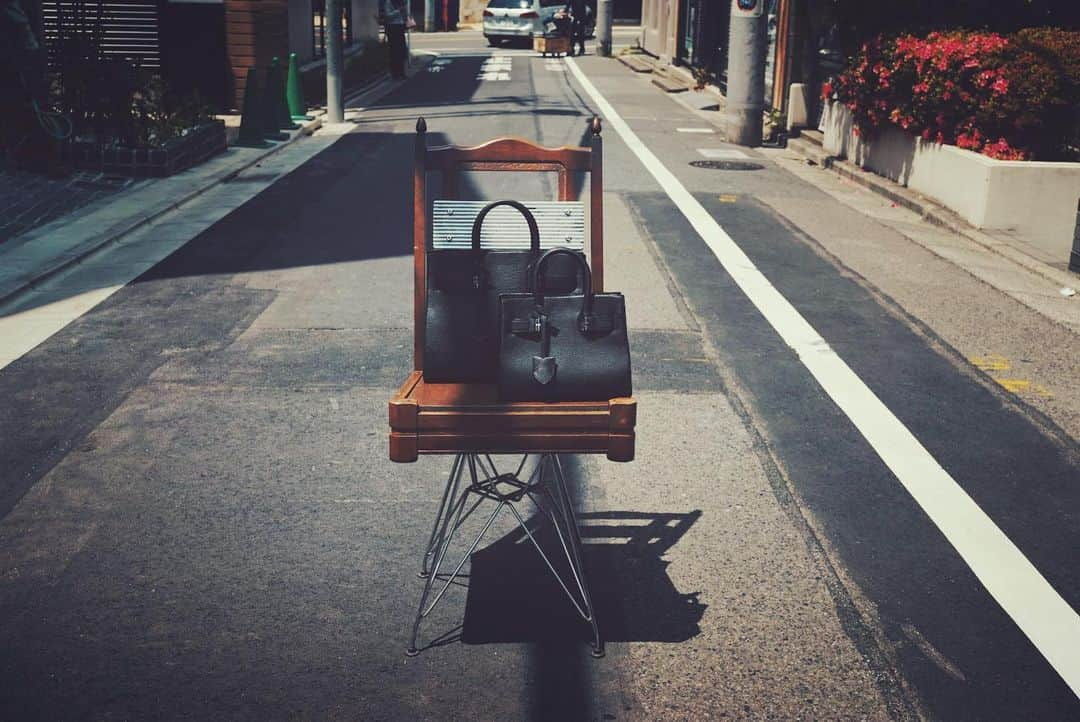 FreePark_Yokohamaさんのインスタグラム写真 - (FreePark_YokohamaInstagram)「.  ED ROBERT JUDSON LAYTON HAND BAG BLACK goat leather  上質なゴートレザーのハンドバッグです。 アクセントとして使われている金具は取り外しができ、外すことでマチを広げられる機能があります。 チャームの中には小ぶりな南京錠が隠されおり、内側のポケットにロックをかけることができます。 貴重品を持ち歩くときに安心です。 細身ののショルダーベルトはエレガントなデザインになっています。 ハンドバッグとしても、ショルダーバッグとしても、 ファッションに合わせておしゃれをお楽しみください。 サイズも2サイズご用意しております。 その他にお財布などもお取り扱いしております。  く商品のお問い合わせ＞ Tell:03-6672-2412 Mail:shop@free-park.jp  #雑貨屋巡り #tokyo #暮らし #ライフスタイルデザインストア #FREEPARK #freepark #ギフト #プレゼント #贈り物 #ファッション #アート #写真 #fashion #instagood #お祝い #自由が丘 #雑貨屋 #セレクトショップ #edrobertjudson #goatleather  #エドロバートジャドソン #ハンドバッグ #핸드백　#母の日ギフト  #母の日のプレゼント #母の日」5月13日 10時18分 - freepark.jp