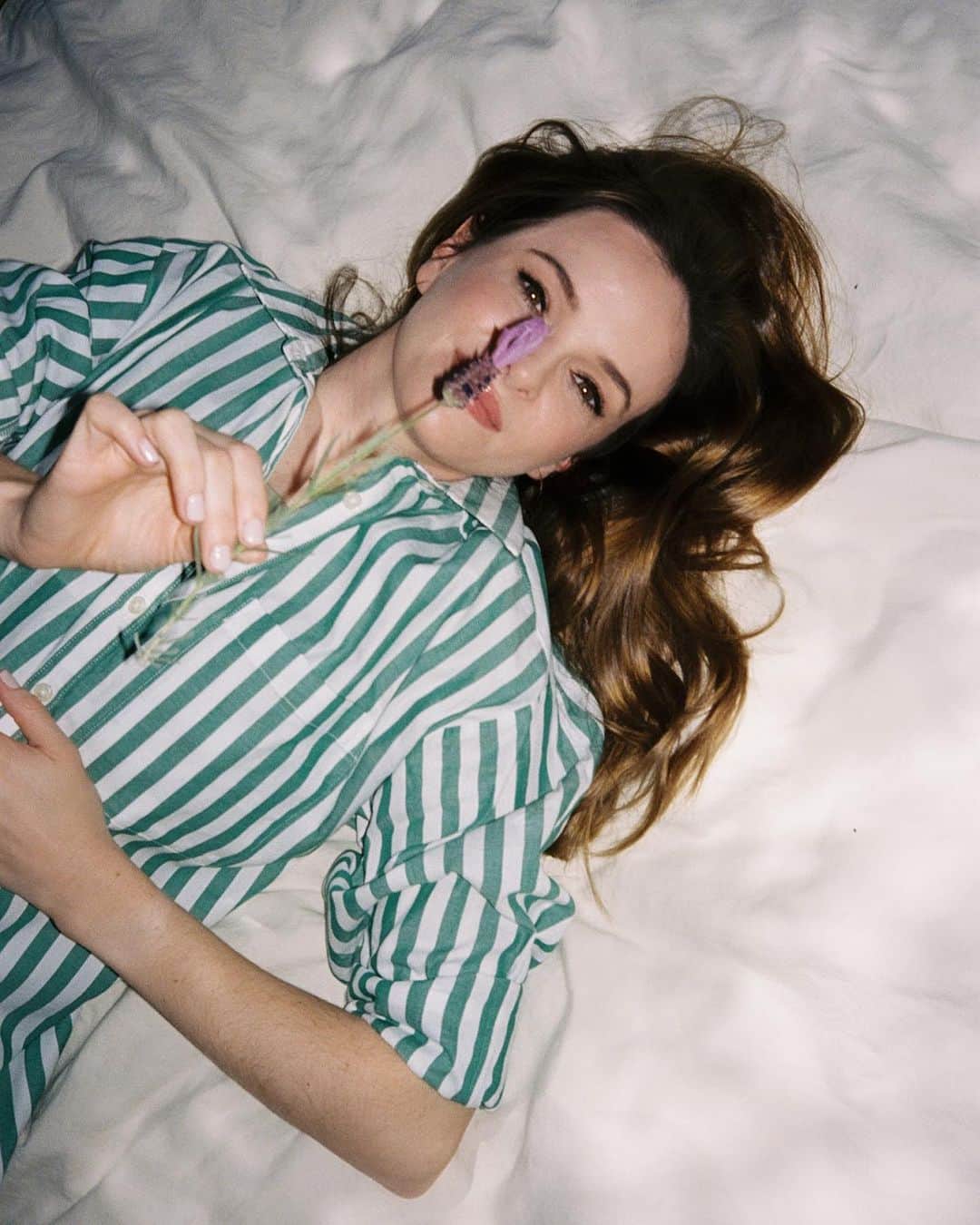 ダニエル・パナベイカーのインスタグラム：「Joy is a quiet Friday afternoon in the yard with my family, takeout on the way.」