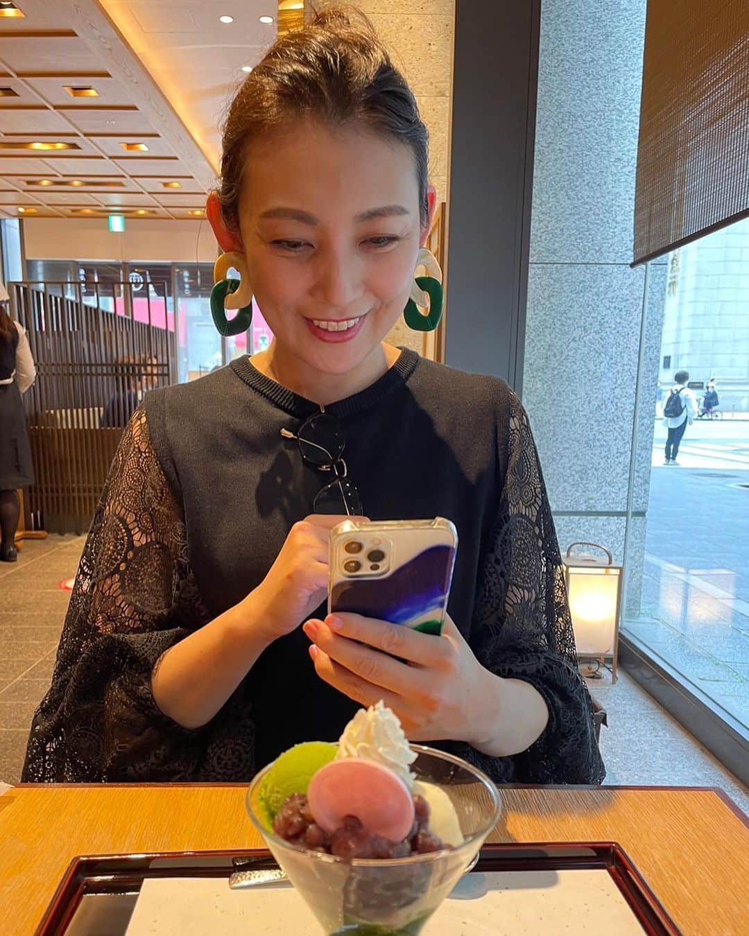 田中美里のインスタグラム：「先日、久しぶりに京子ちゃんとゆっくり出来て。 私にはめずらしくパフェなんて頼んでみたりして、、顔がゆるみっぱなしの良い休日でした。  #楊原京子 #ゆるゆるな一日 #同じような表情してるね」
