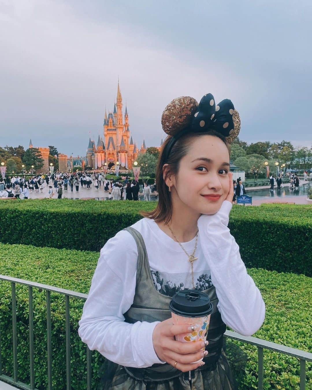 YUMIKO TANAHASHIのインスタグラム：「母の日、ディズニー行ってきた🐭💐  母は15年ぶりのディズニーランドだったみたいで楽しそうで良かったです。  #disneyland  #ディズニー #40周年おめでとう」