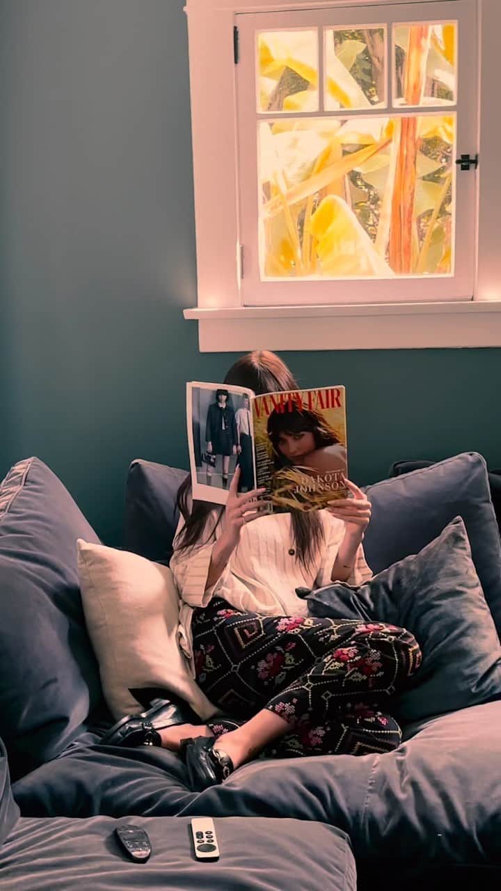 ダコタ・ジョンソンのインスタグラム：「Introducing the idiot narcissist producer we never needed. @DakotaJohnson doesn’t know how to use a “clicker” but luckily @zoelisterjones is here to show her (and you) how to Roku. No Roku? There are so many ways to watch #SLIPtheseries. Find out how ⬆️  Edited by @betsykagen」